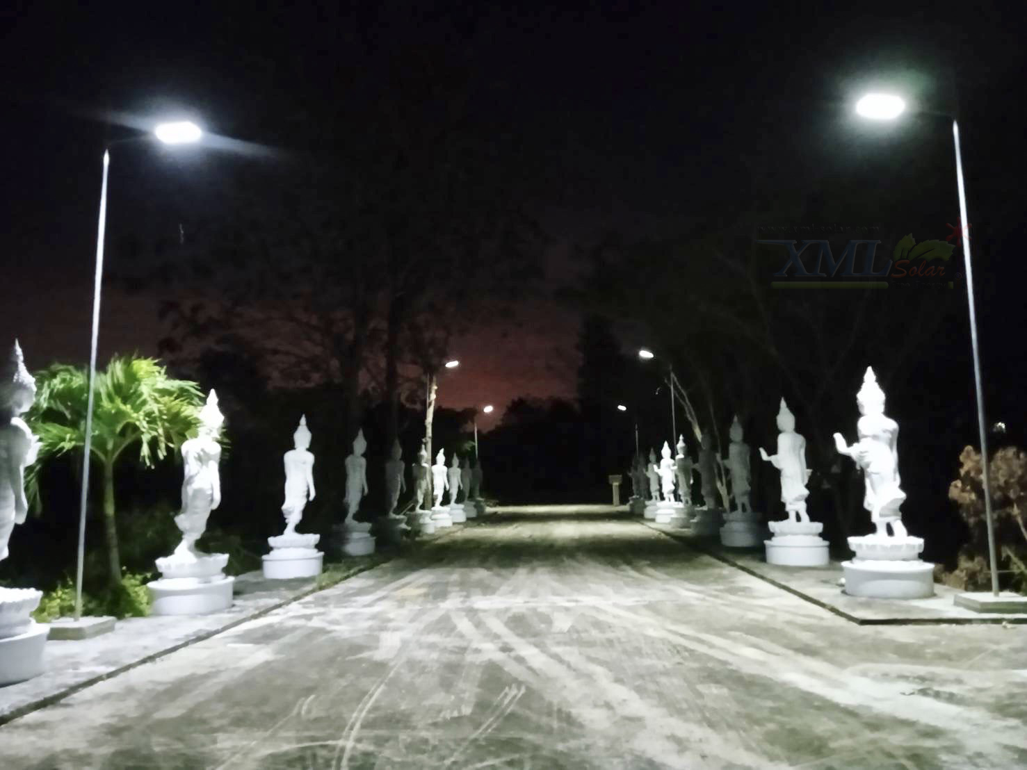 โคมไฟถนนโซล่าเซลล์ XML-Solar 300W (แสง : ขาว)(สว่างค้าง)