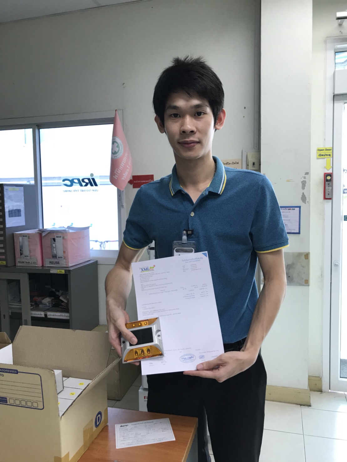 ไฟหมุดถนนโซล่าเซลล์ 6 LED รุ่น เเบน (เเสง : เหลืองกระพริบ)