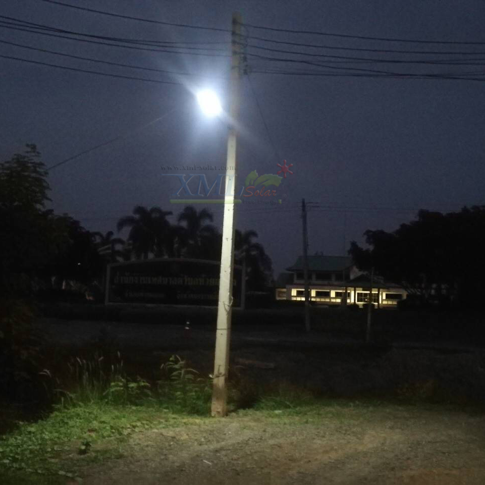 โคมไฟถนนโซล่าเซลล์ XML-Solar 300W (แสง : ขาว)(สว่างค้าง)