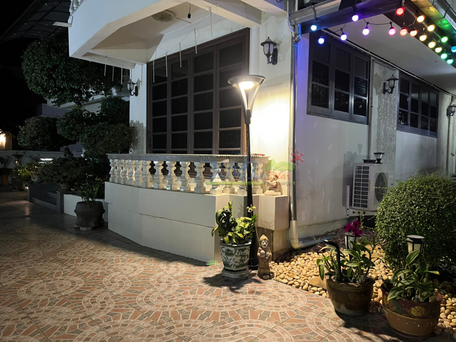 โคมไฟโซล่าเซลล์ Plaza Lamp รุ่น Modern high spec (ไม่รวมเสา)
