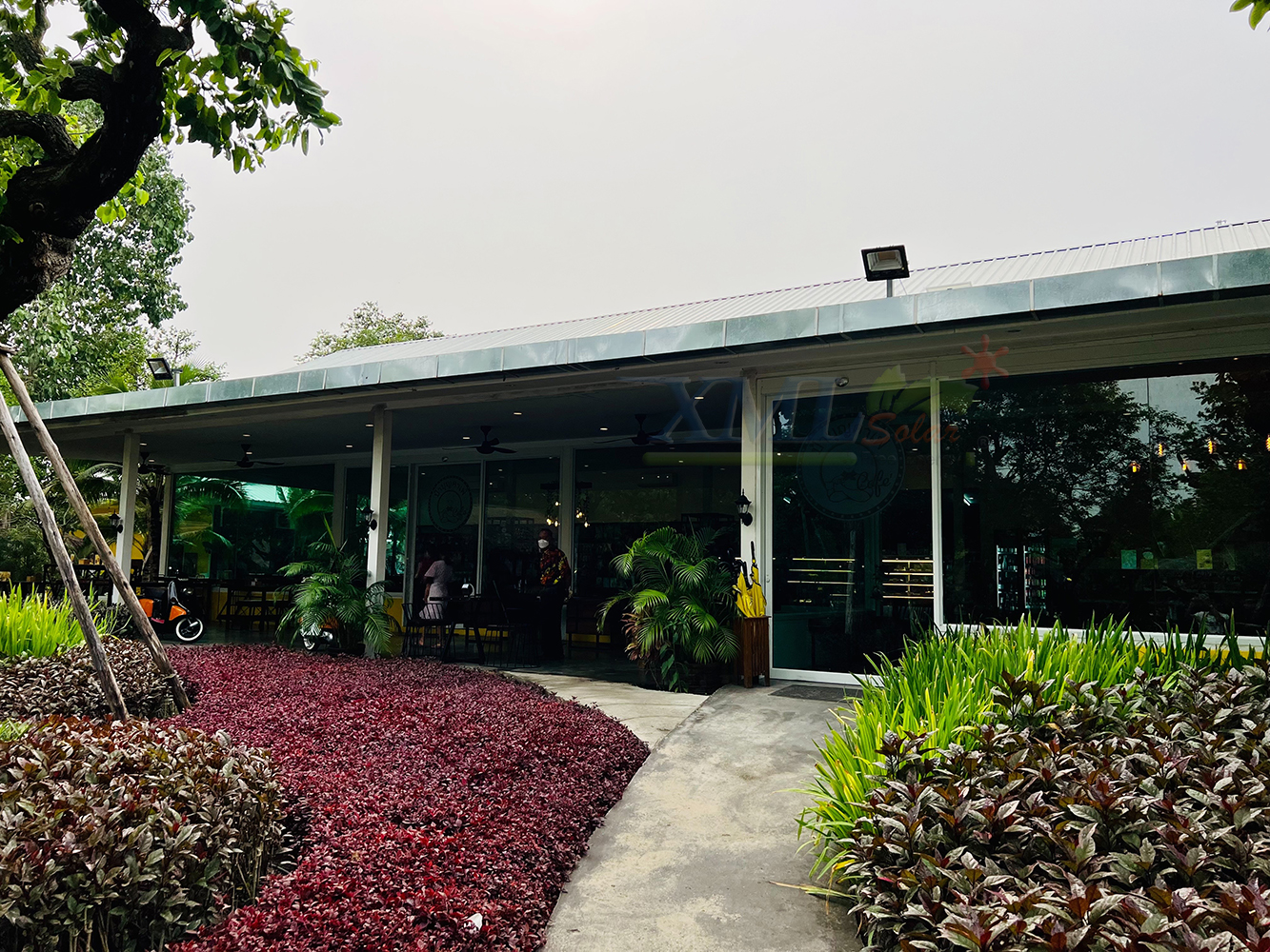 สปอร์ตไลท์โซล่าเซลล์ 100 W. รุ่นใหม่ JD8800L (แสง : ขาว)