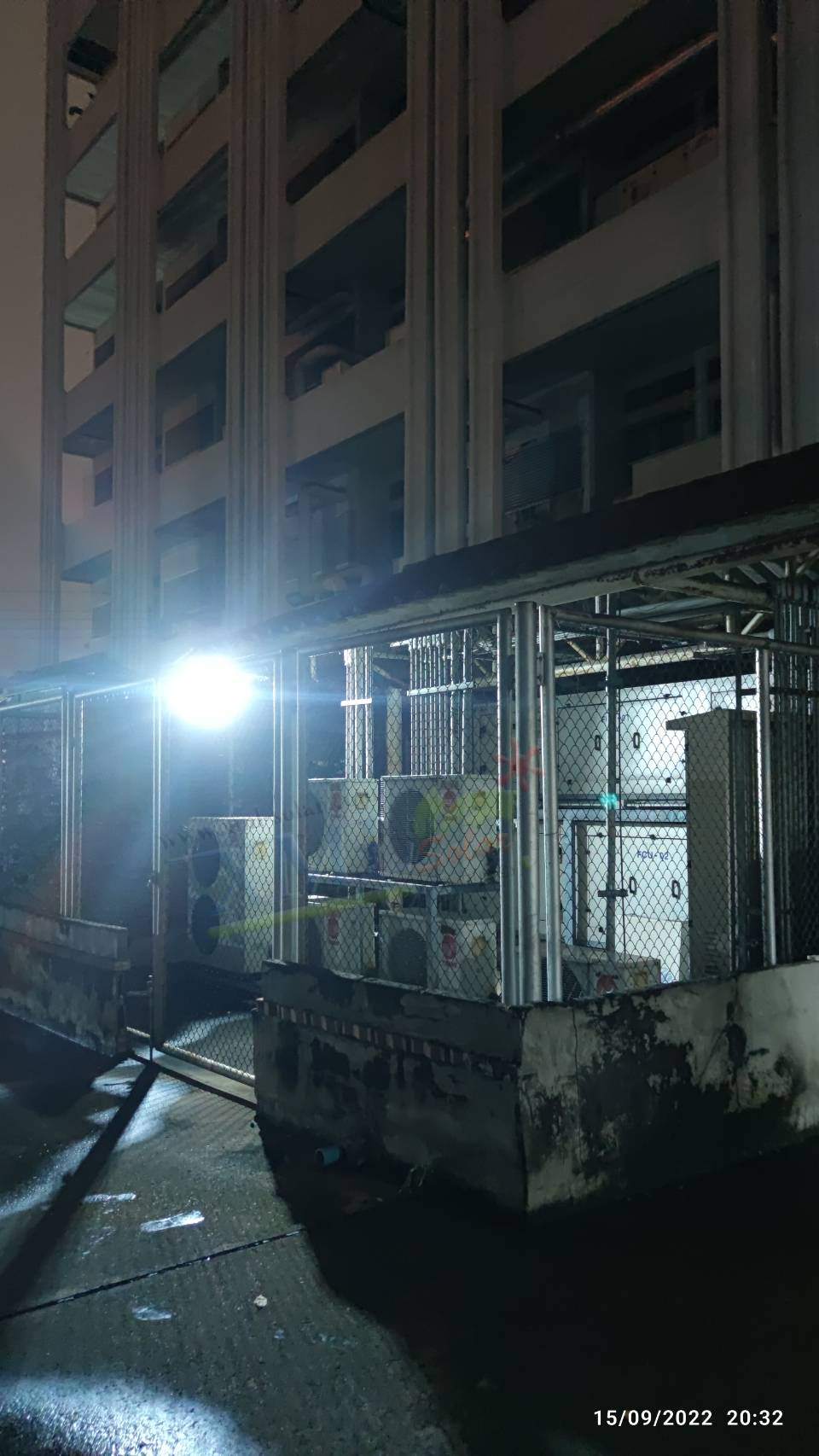 ไฟสปอตไลท์โซล่าเซลล์ 80 W. รุ่น Modi x XML (เเสง : ขาว) (1 เเถม 1)