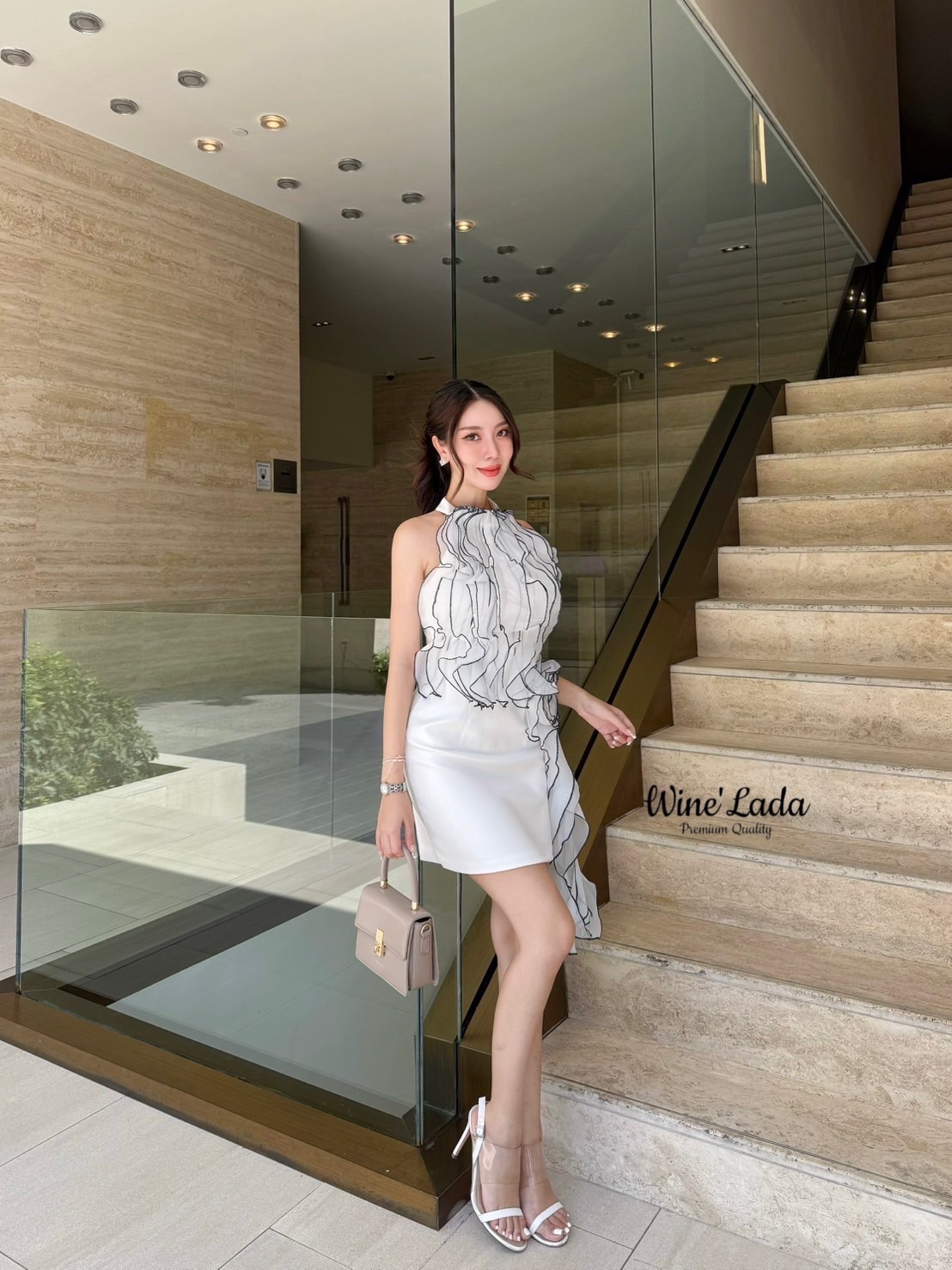 Dress. เดรสสีขาวอกแต่งระบาย เพิ่มความหรูด้วยระบายดอกไม้ด้านข้าง กุ้นขอบด้วยสีดำ ตัดกันอย่างลงตัว ใส่แล้วทรงสวยเป็นสาวติดแกม ต้องมีติดตู้นร้า เนื้อผ้าใส่สบาย ใครได้ลองแล้วจะหลงรักค่าา รับรองคุ้มเว่อร์ งานสวยมากค่ะ
