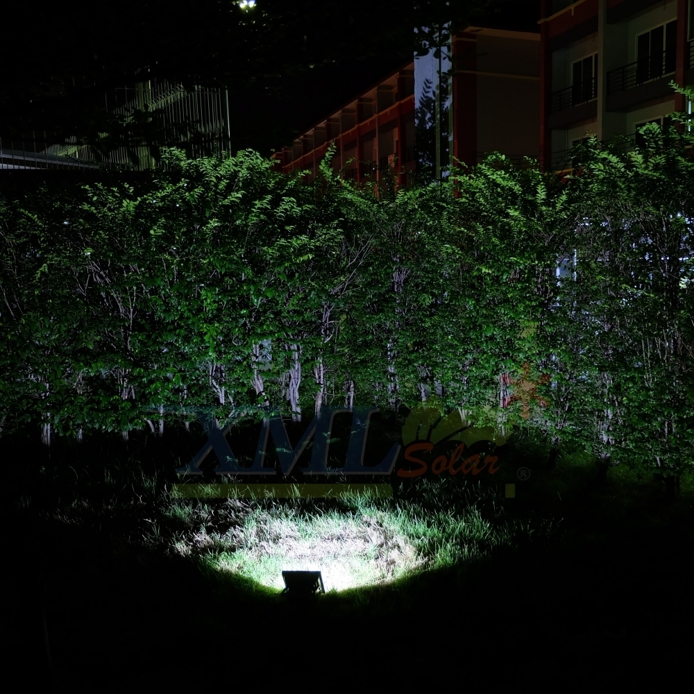 ไฟสปอตไลท์โซล่าเซลล์ รุ่น 30 Watt (เเสง : ขาว)