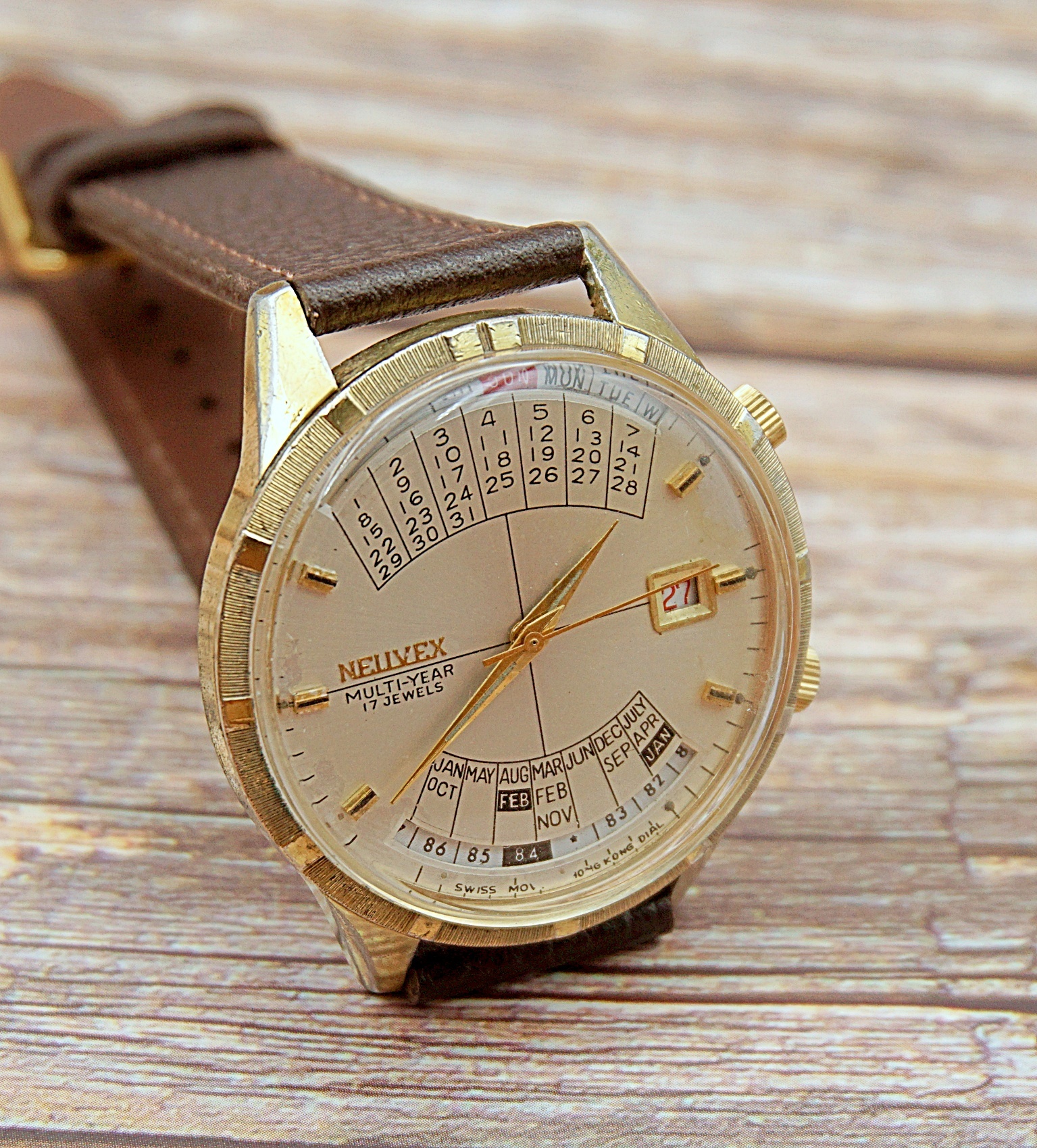 นาฬิกาเก่า NEUVEX ไขลานพร้อมปฎิทิน