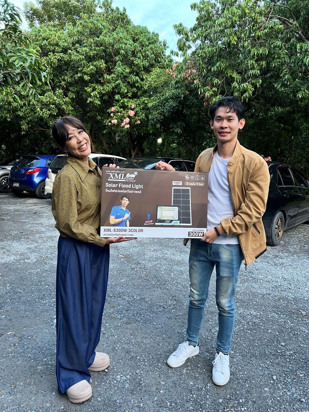 ไฟสปอตไลท์โซล่าเซลล์ 300 Watt กล่องสีน้ำตาล (เปิดได้ 3 แสง)