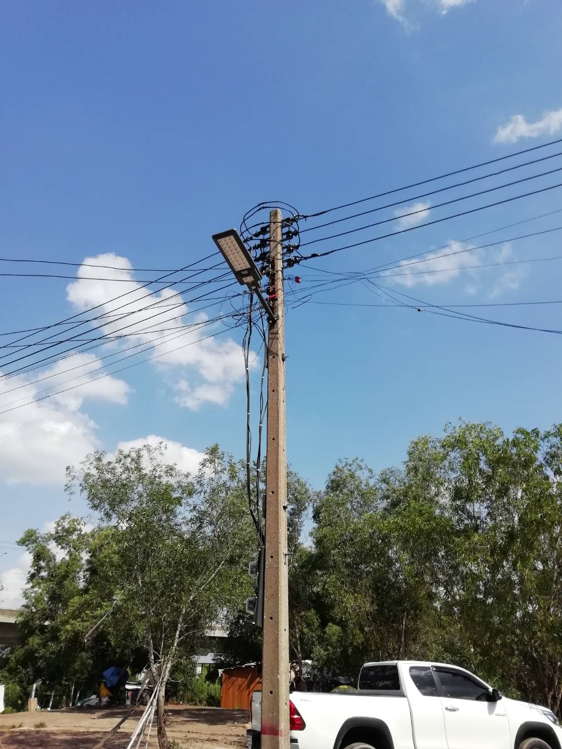 โคมไฟถนนโซล่าเซลล์ XML-Solar 200W (แสง : ขาว)(สว่างค้าง)