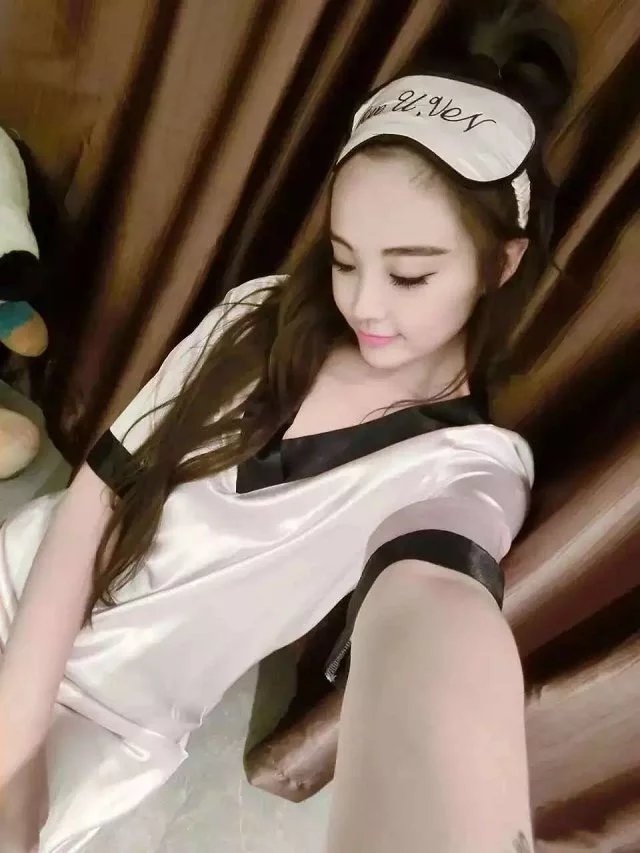 ชุดนอน ผ้าซาติน แบบกระโปรง พร้อมผ้าปิดตา เนื้อผ้านิ่ม ใส่สบาย ฟรีไซส์ มี 2 สี ดำ เนื้อ ราคาส่ง 3 ชิ้น คละแบบได้ชุดละ 450 บาท