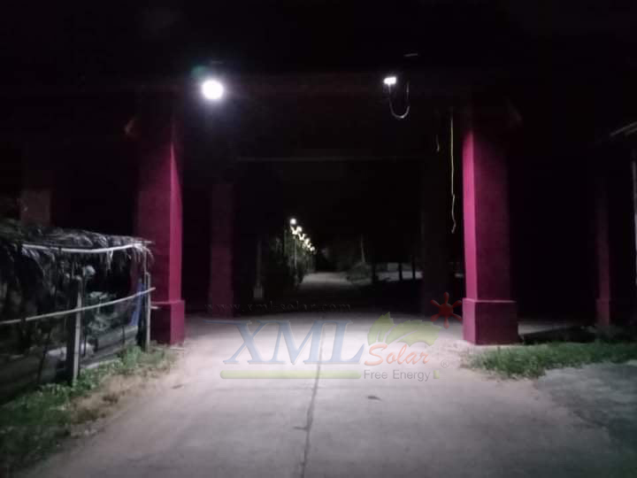 ไฟสปอตไลท์โซล่าเซลล์ 80 W. รุ่น Modi x XML (เเสง : ขาว) (1 เเถม 1)