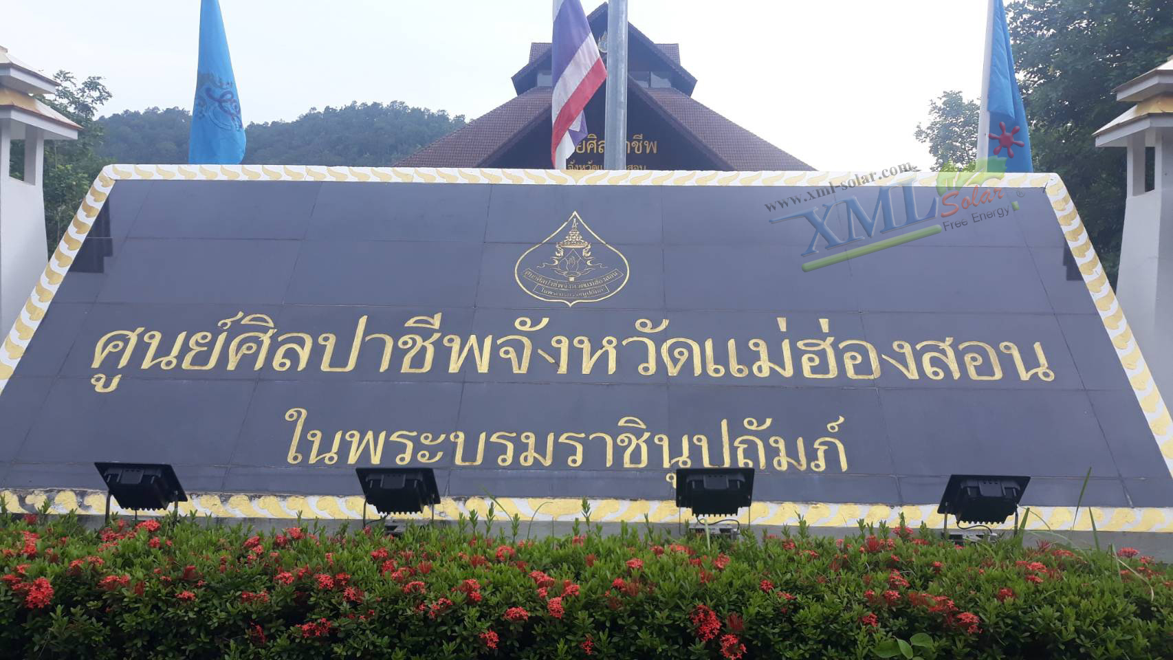 สปอร์ตไลท์โซล่าเซลล์ 200 W. รุ่นใหม่ JD8200L (แสง : เหลืองวอมไวท์)