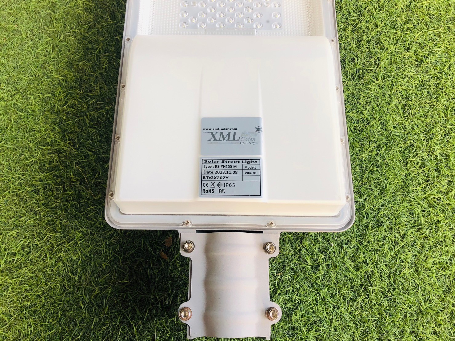 โคมไฟถนนโซล่าเซลล์ Series Y แผงเเยกโคมได้ (6,400Lumens + แผง 100 W) (แสง : ขาว)