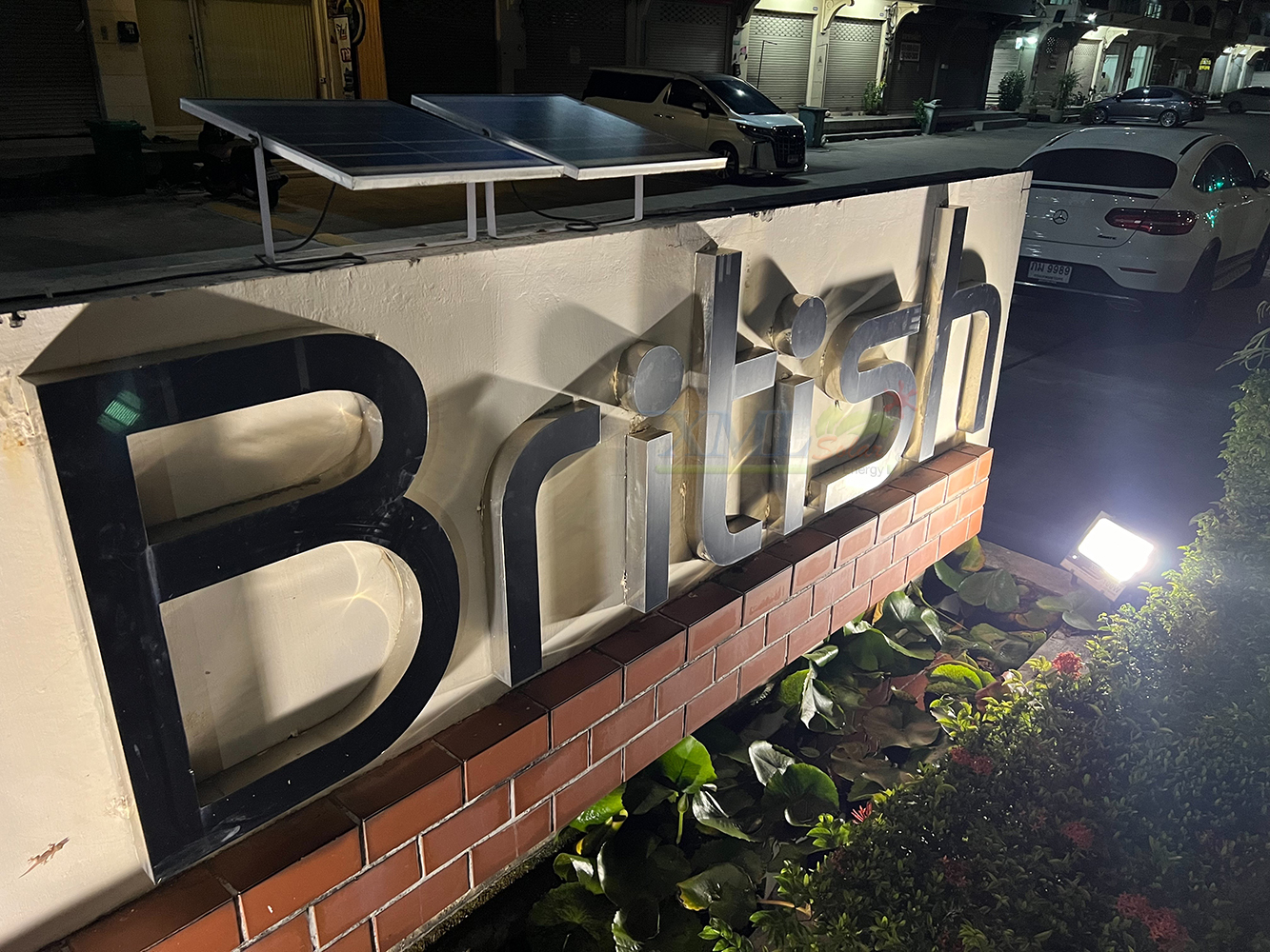 ไฟสปอตไลท์โซล่าเซลล์ 100 Watt กล่องสีน้ำตาล (เปิดได้ 3 แสง)