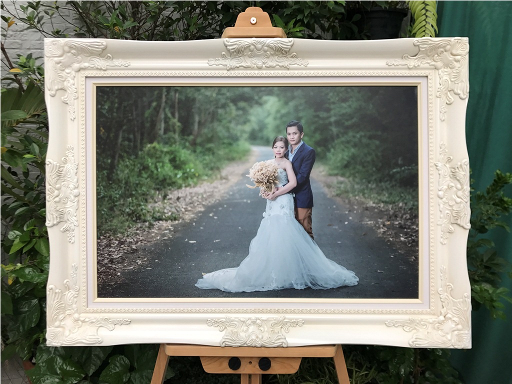 กรอบหลุยส์ไม้เทียม 16x24 นิ้ว สีขาว รวมอัดภาพเคลือบภาพ