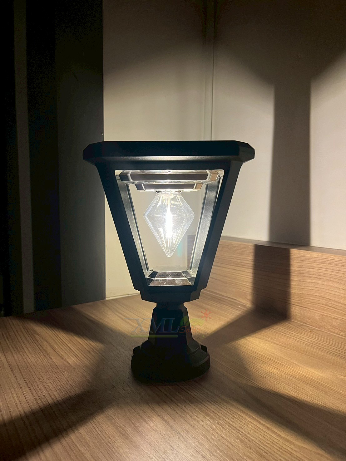 ไฟหัวเสาโซล่าเซลล์ LSXML-215A ทรงเหลี่ยม หลอดไส้เพชร (แสง : เหลืองวอมไวท์)