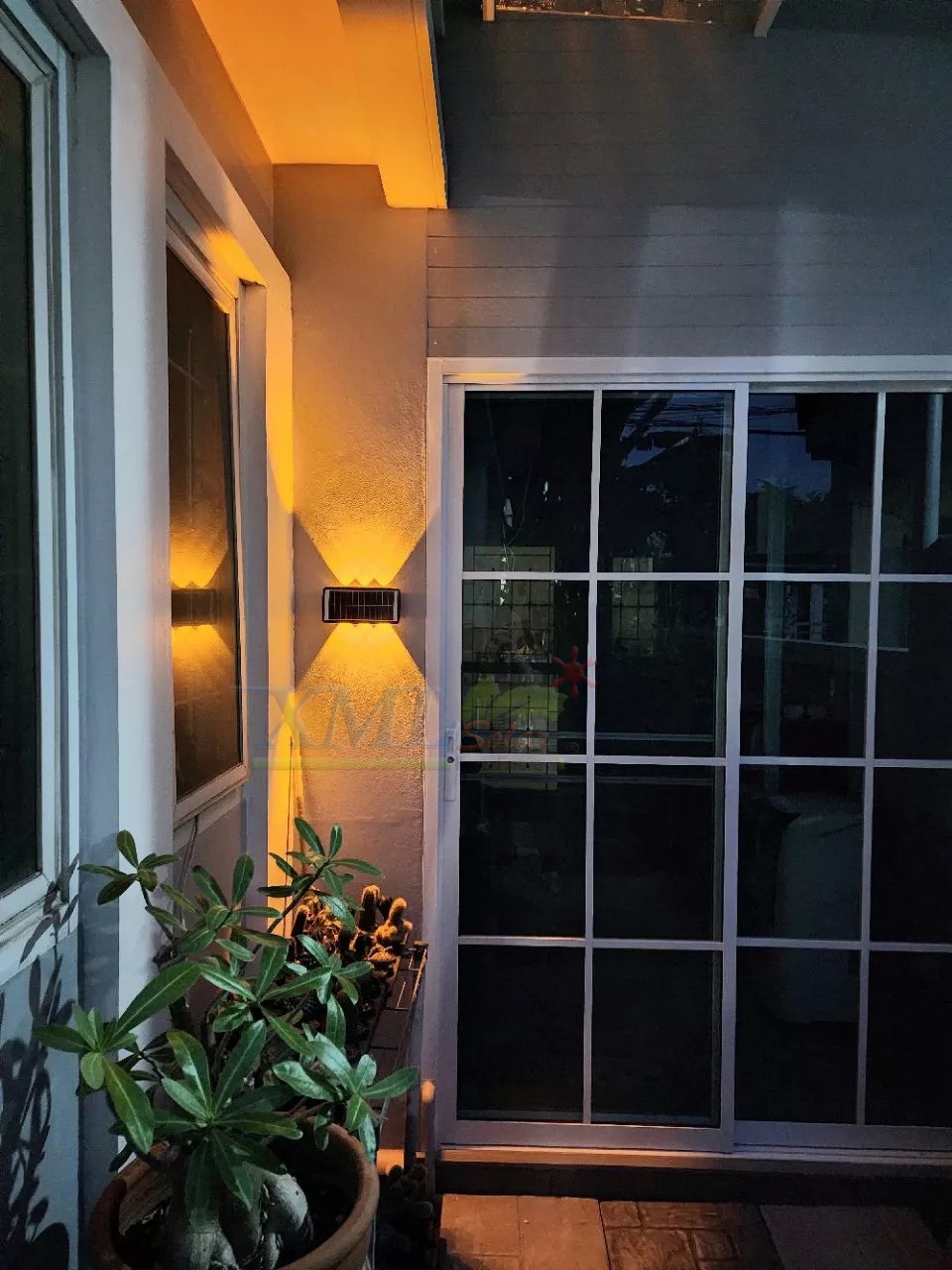 โคมไฟผนังโซล่าเซลล์ 6 LED รุ่นส่องบนล่าง (แสง : เหลืองเข้ม)