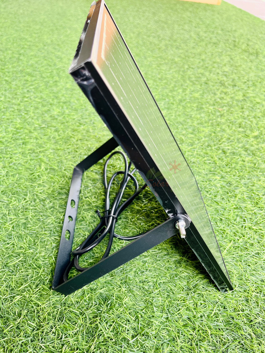 รุ่นประหยัด ไฟสปอตไลท์โซล่าเซลล์ 100 W. รุ่น MODI x XML (เปิดได้ 3 แสง)