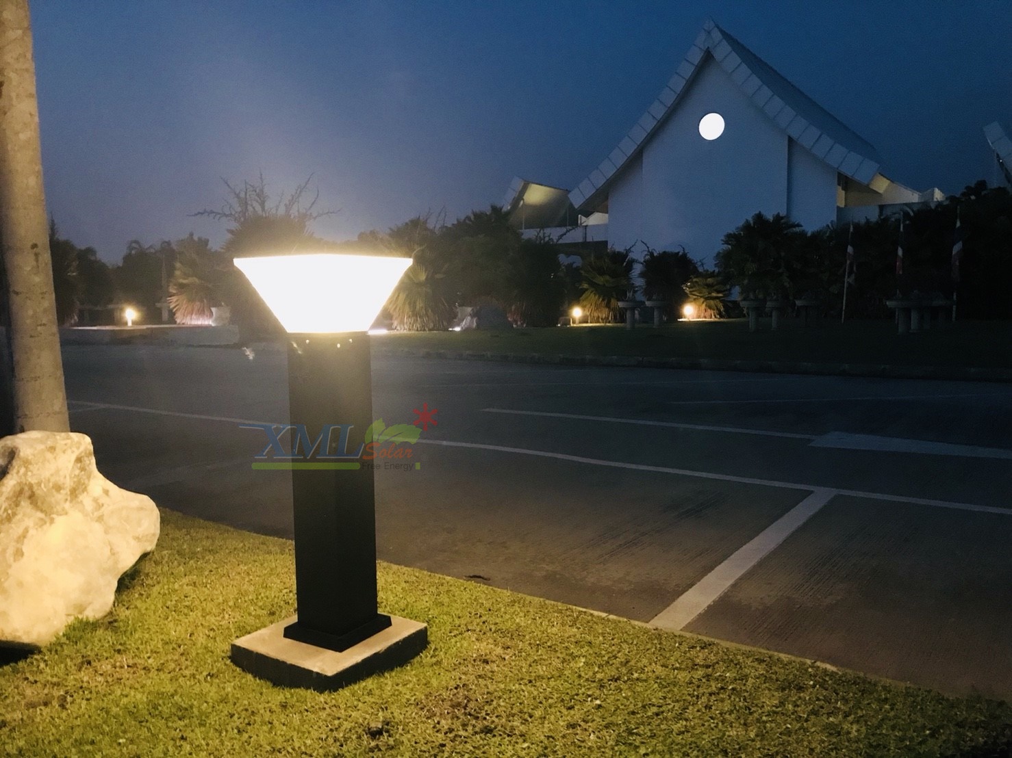 ไฟตั้งพื้นโซล่าเซลล์ ทรง พีระมิด สีดำ โคมใส (80 cm) (แสง : ขาว + เหลืองวอมไวท์)