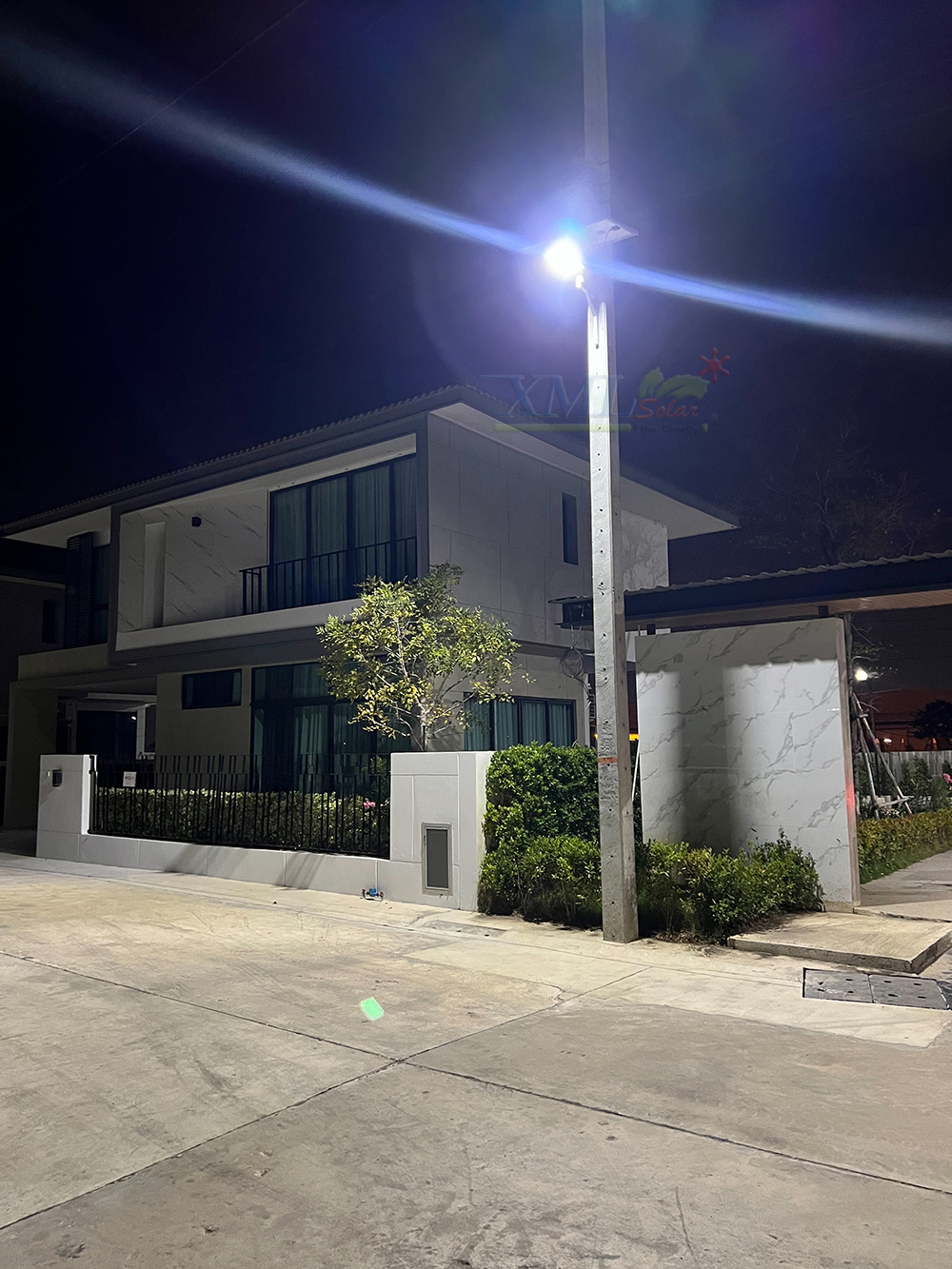 โคมไฟถนนโซล่าเซลล์อัจฉริยะ (รุ่น 9,000Lumens + แผง 100 W) (แสง : ขาว)