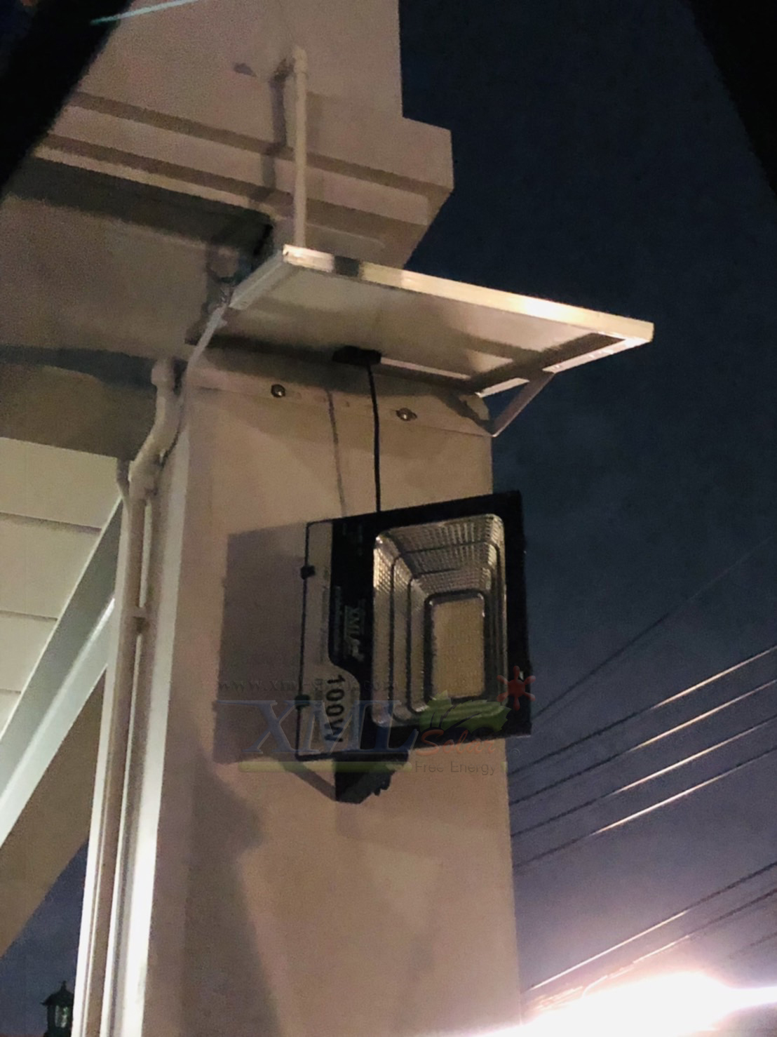 ไฟสปอตไลท์โซล่าเซลล์ 100 Watt กล่องสีน้ำตาล (เปิดได้ 3 แสง)