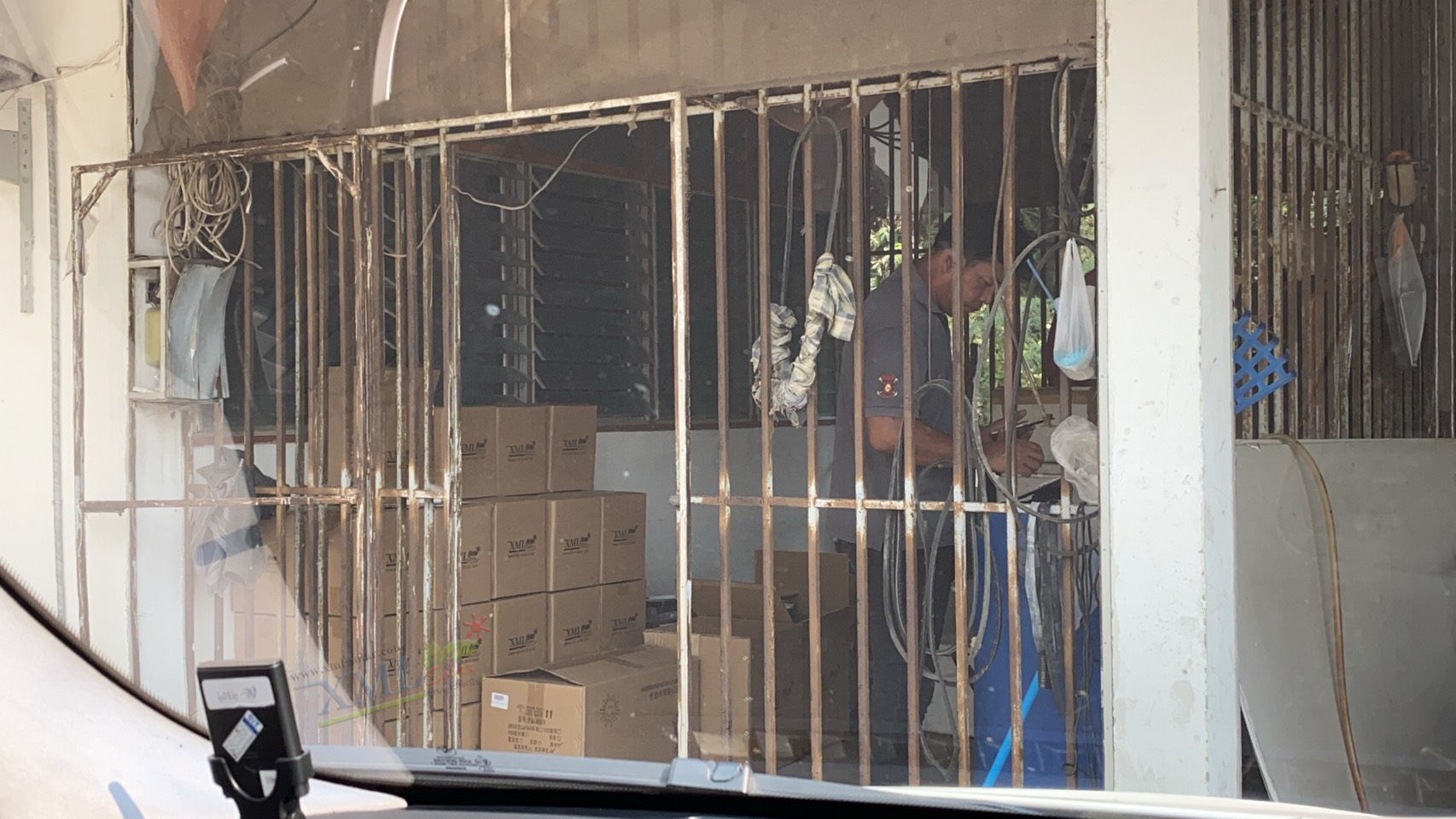 ไฟสปอตไลท์โซล่าเซลล์ 300 Watt กล่องสีน้ำตาล (เปิดได้ 3 แสง)