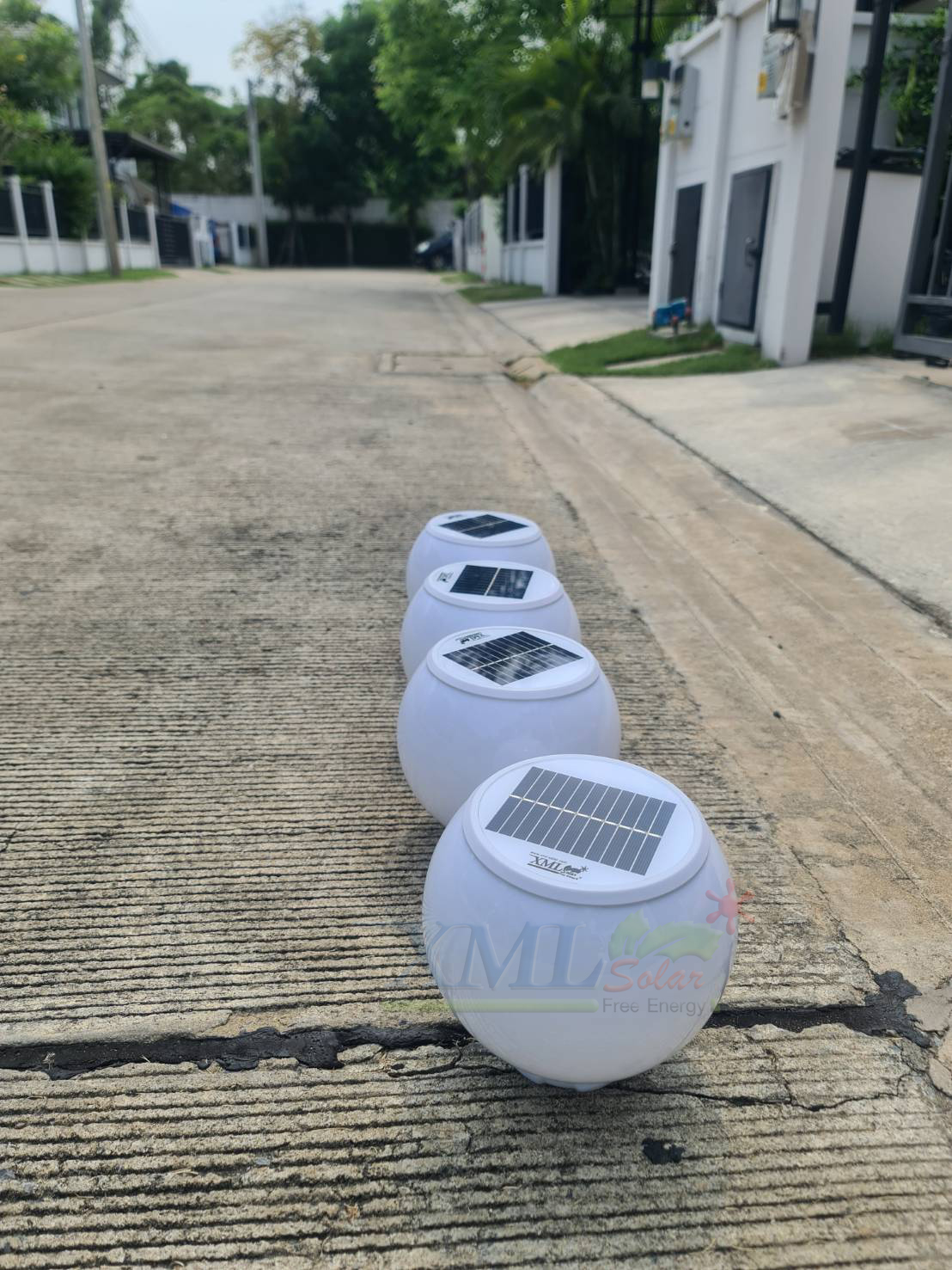 โคมไฟหัวเสาโซล่าเซลล์ ทรงกลมฐานสเเตนเลส (20 ซม.) + Remote (เปิดได้ 3 แสง)+AC