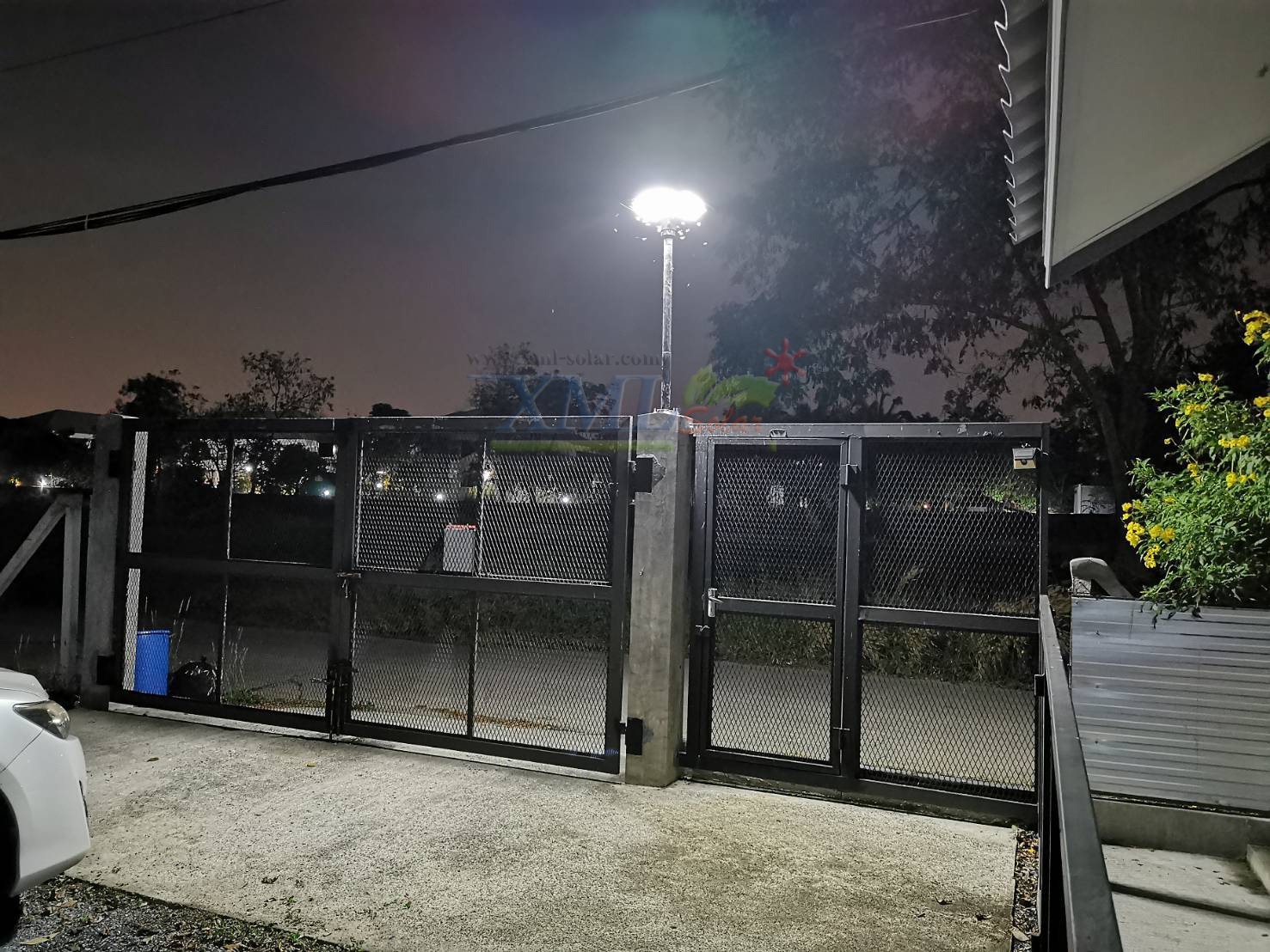 ชุดเสาพร้อมโคม SET B (โคมไฟโซล่าเซลล์ UFO SLT28-300W + เสาเหล็กดำสูง 2.82 เมตร)(แสงขาว)