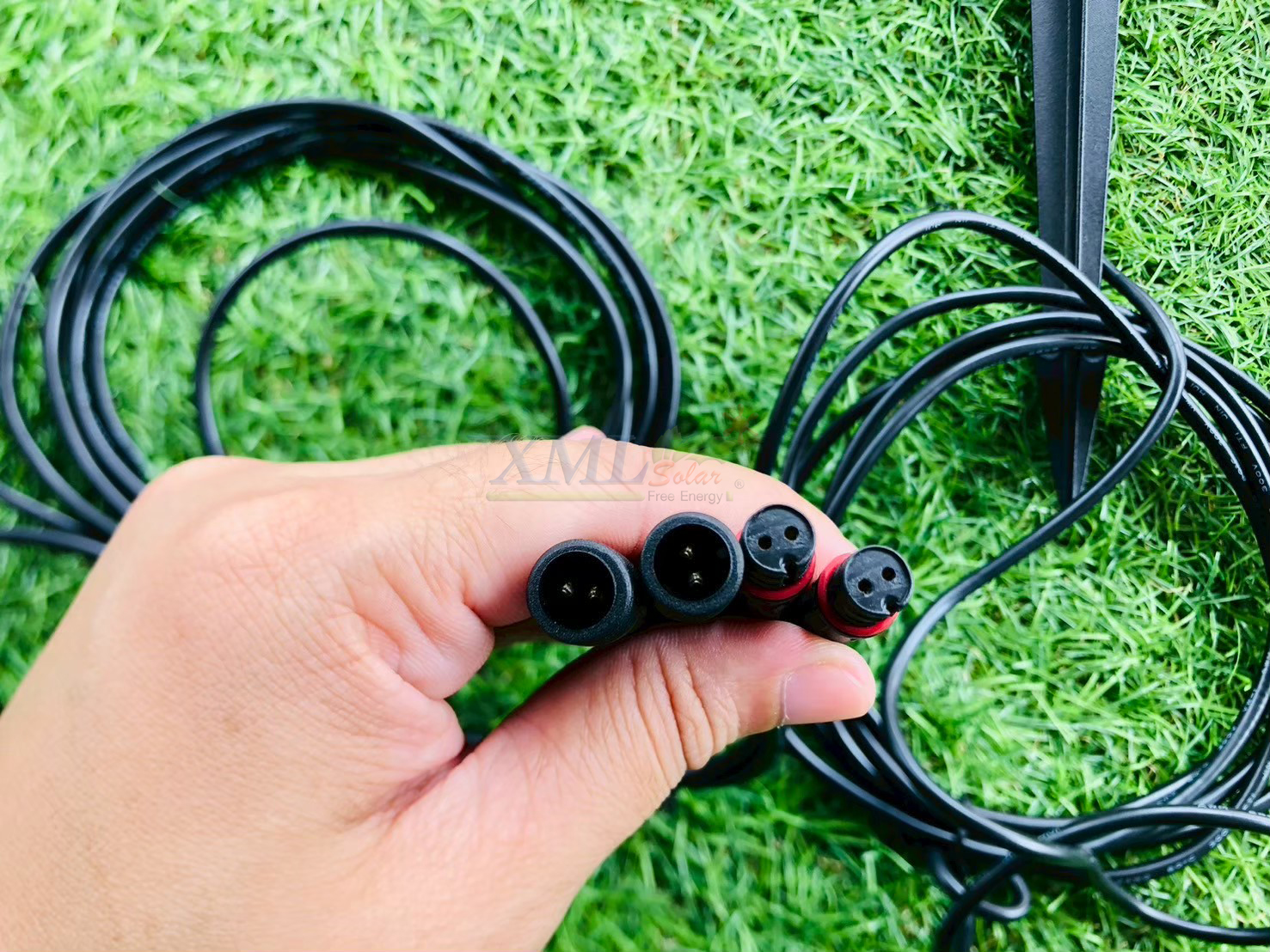 ไฟปักสนามโซล่าเซลล์ ทรงกลม รุ่น DC-0587N (เเสง : เหลืองวอมไวท์)