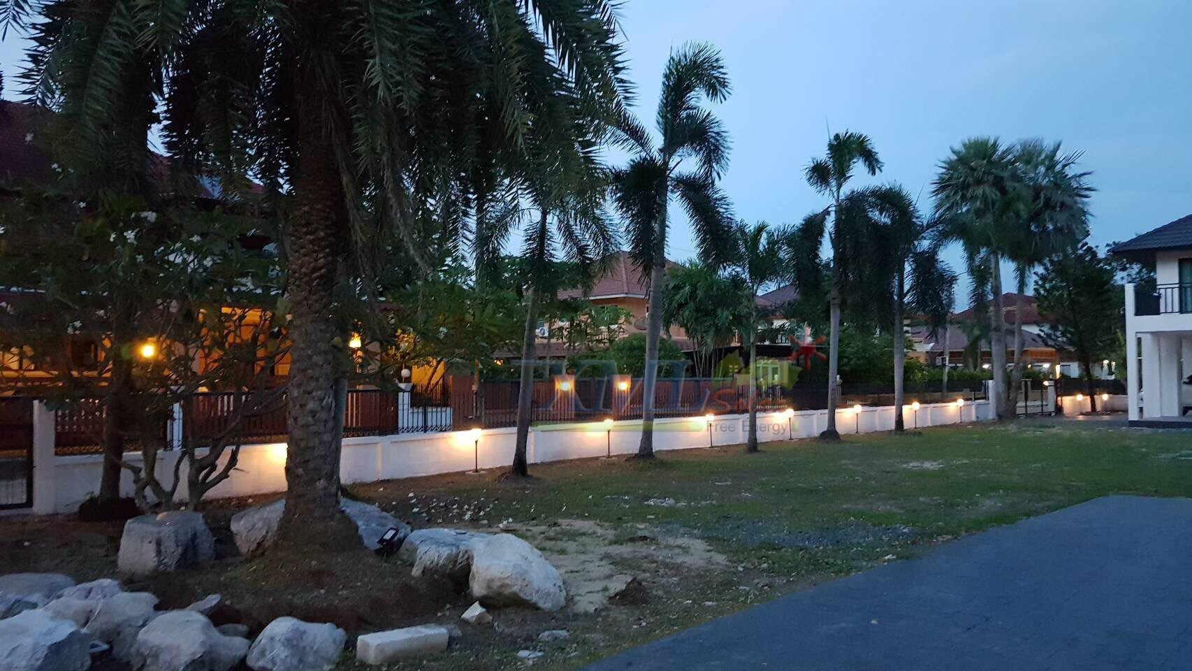 ไฟตั้งพื้นสนามโซล่าเซลล์ ทรงถ้วย (เเสง : เหลืองวอมไวท์)(1 แถม 1)