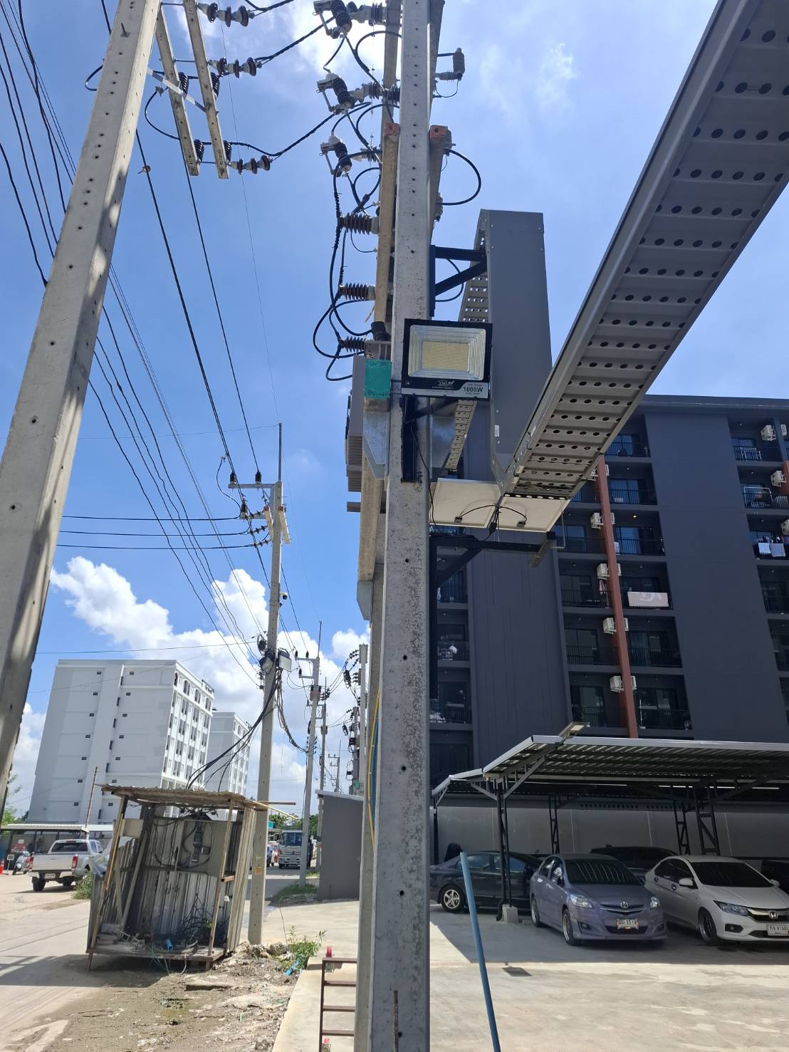 ไฟสปอตไลท์โซล่าเซลล์ 1000 Watt กล่องสีน้ำตาล (เปิดได้ 3 แสง)