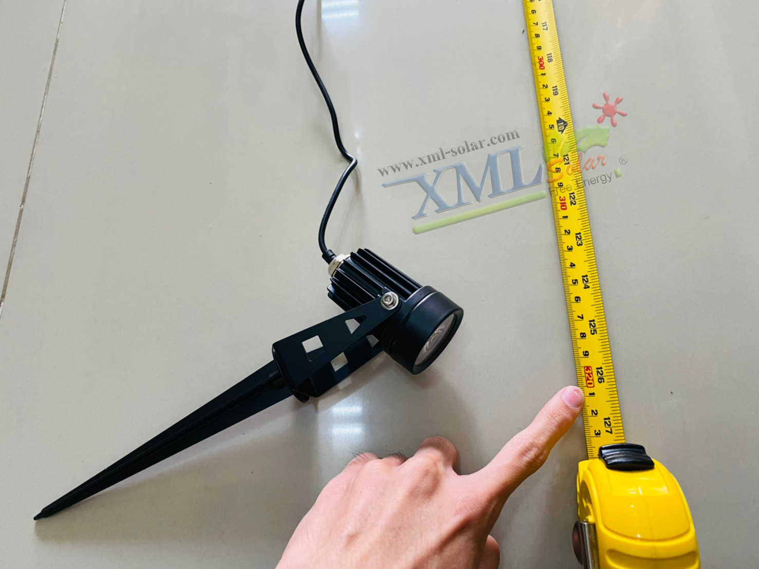 สปอร์ตไลท์ปักสนามโซล่าเซลล์ (รุ่น 4 หัว) (เเสง : เหลืองวอมไวท์)