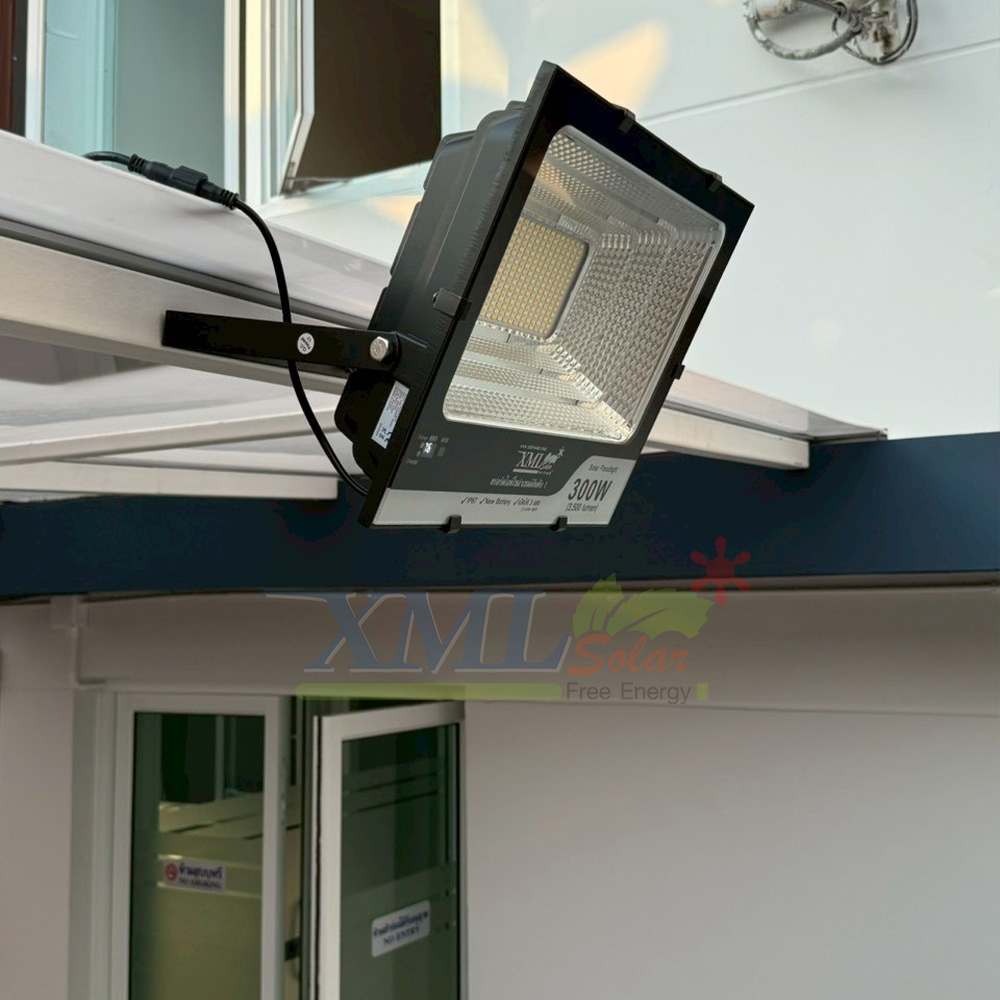 ไฟสปอตไลท์โซล่าเซลล์ 300 Watt กล่องสีน้ำตาล (เปิดได้ 3 แสง)