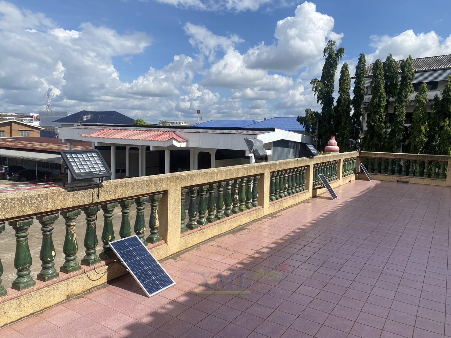 ไฟสปอตไลท์โซล่าเซลล์ 400 W. รุ่น Modi x XML ไซต์ใหญ่ (เเสง : ขาว)