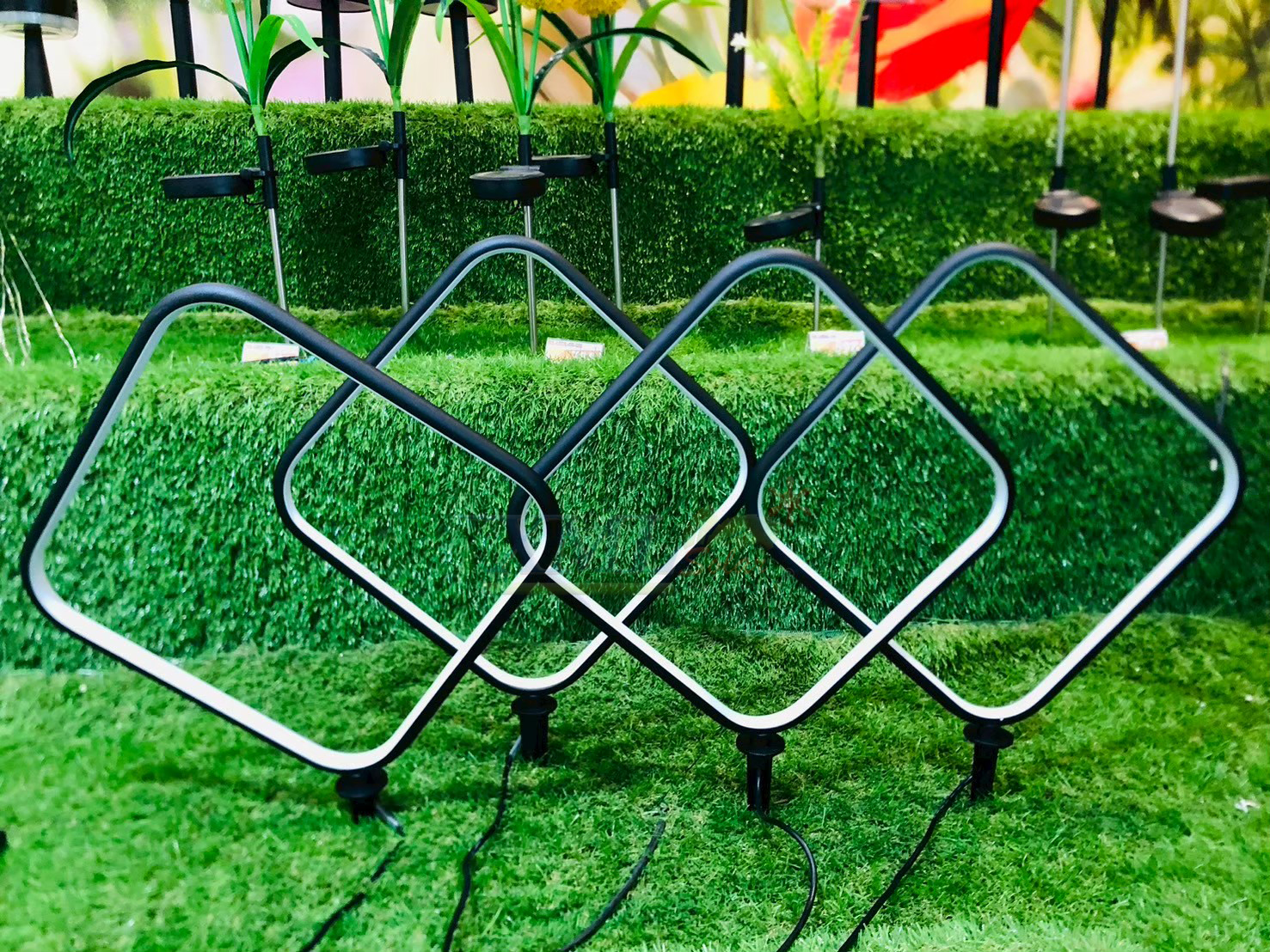 ไฟปักสนามโซล่าเซลล์ ทรงเหลี่ยม รุ่น DC-0589N (เเสง : เหลืองวอมไวท์)