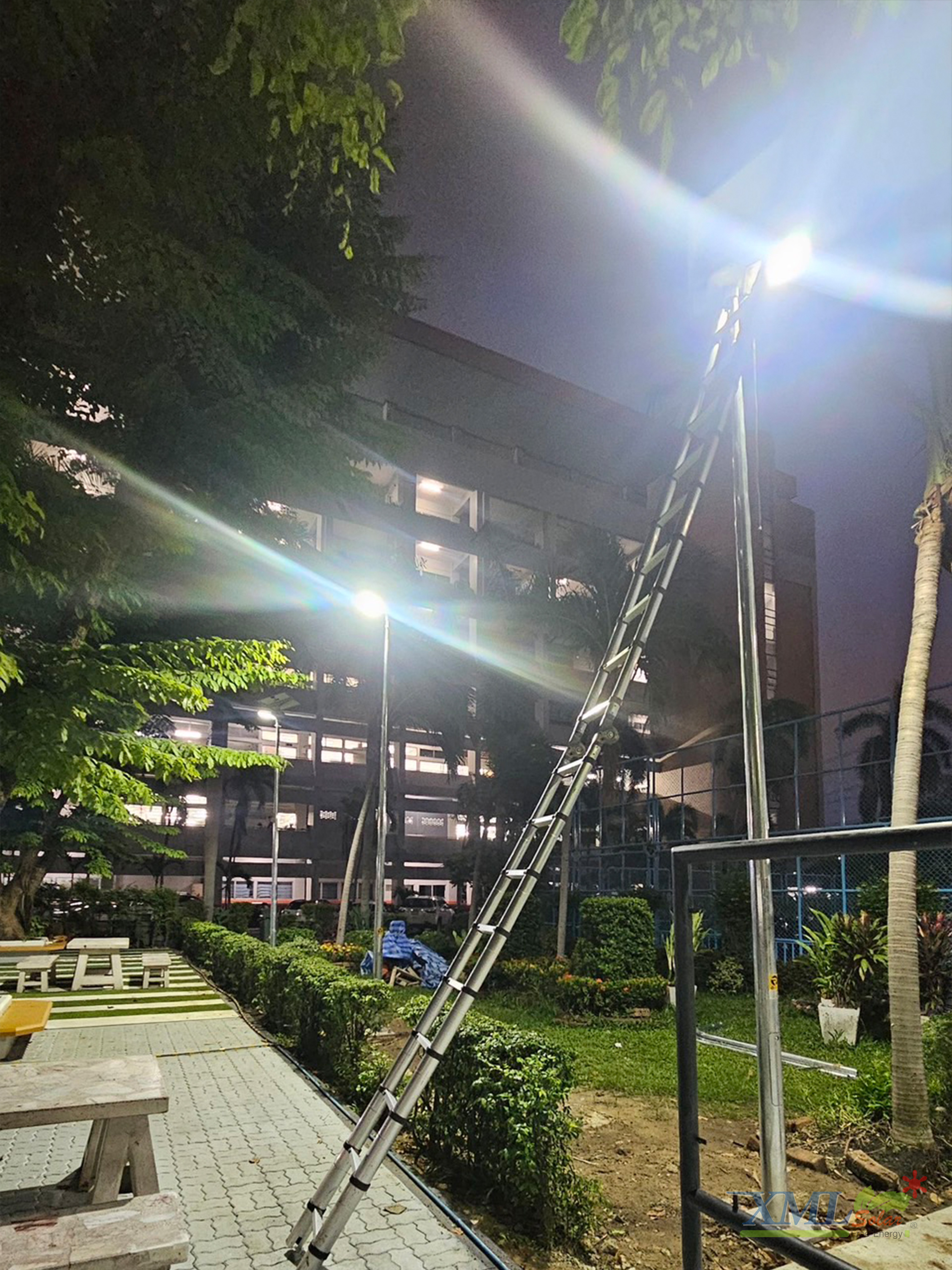 โคมไฟถนนโซล่าเซลล์อัจฉริยะ (รุ่น 6,300Lumens + แผง 80 W) (แสง : ขาว)