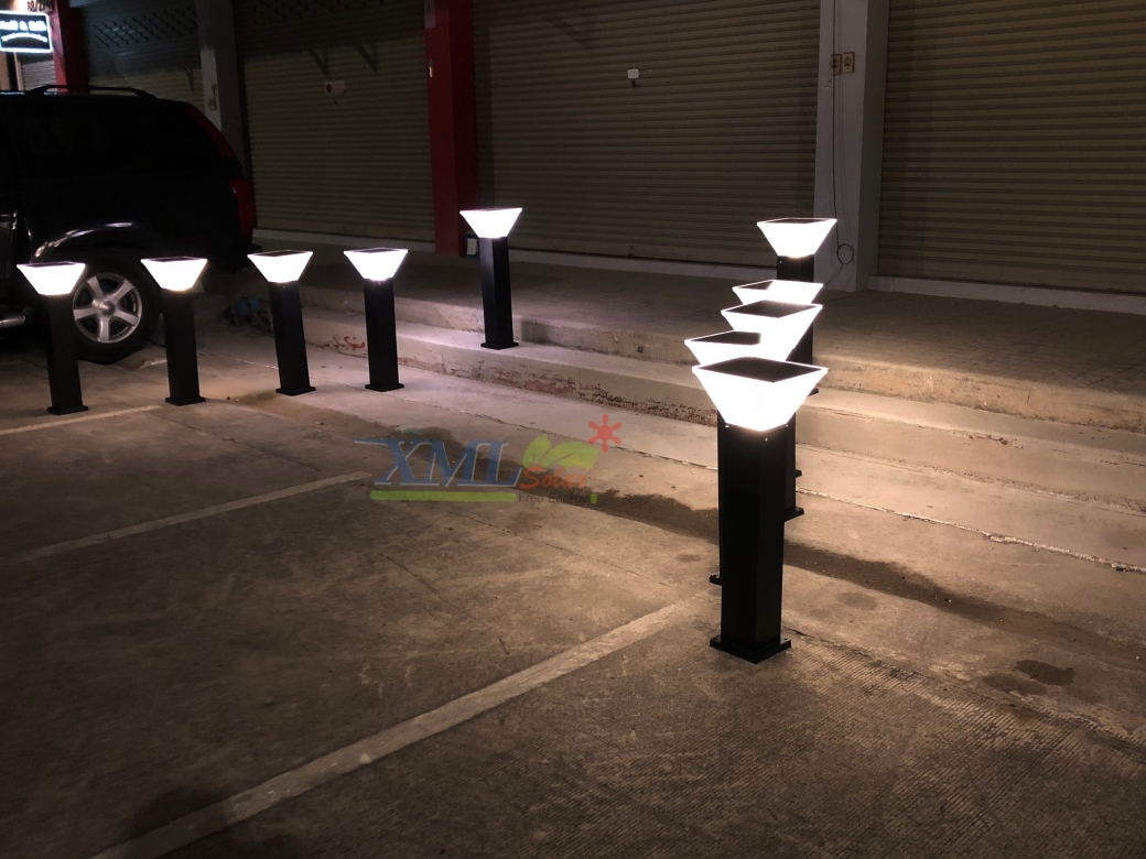 ไฟตั้งพื้นโซล่าเซลล์ ทรง พีระมิด สีดำ โคมใส (80 cm) (แสง : ขาว + เหลืองวอมไวท์)