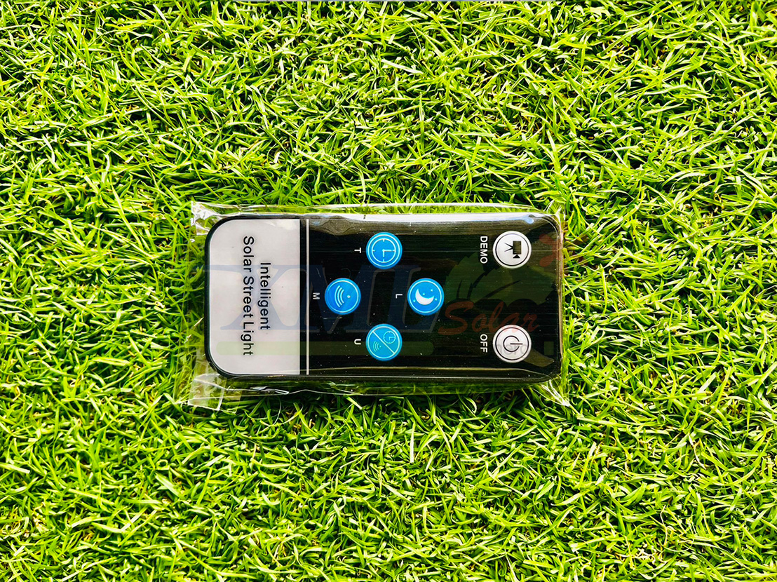 โคมไฟถนนโซล่าเซลล์อัจฉริยะ (รุ่น 4,300Lumens + แผง 60 W) (แสง : ขาว)