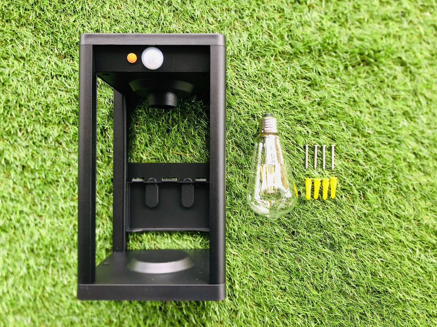 โคมไฟติดผนังโซล่าเซลล์ หลอดไส้ รุ่น TB-283 (แสง : เหลืองวอมไวท์)