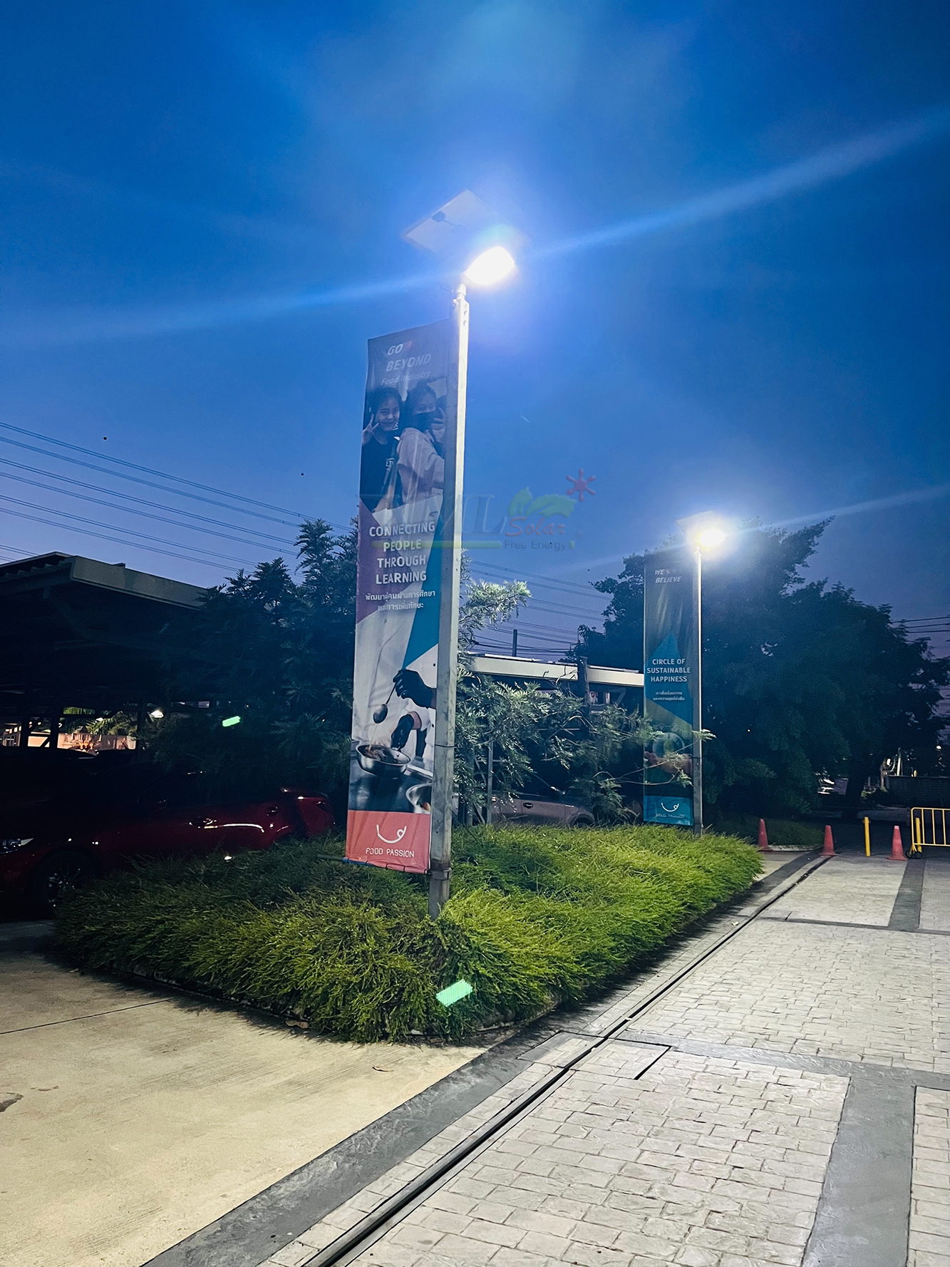 โคมไฟถนนโซล่าเซลล์อัจฉริยะ (รุ่น 6,300Lumens + แผง 80 W) (แสง : ขาว)