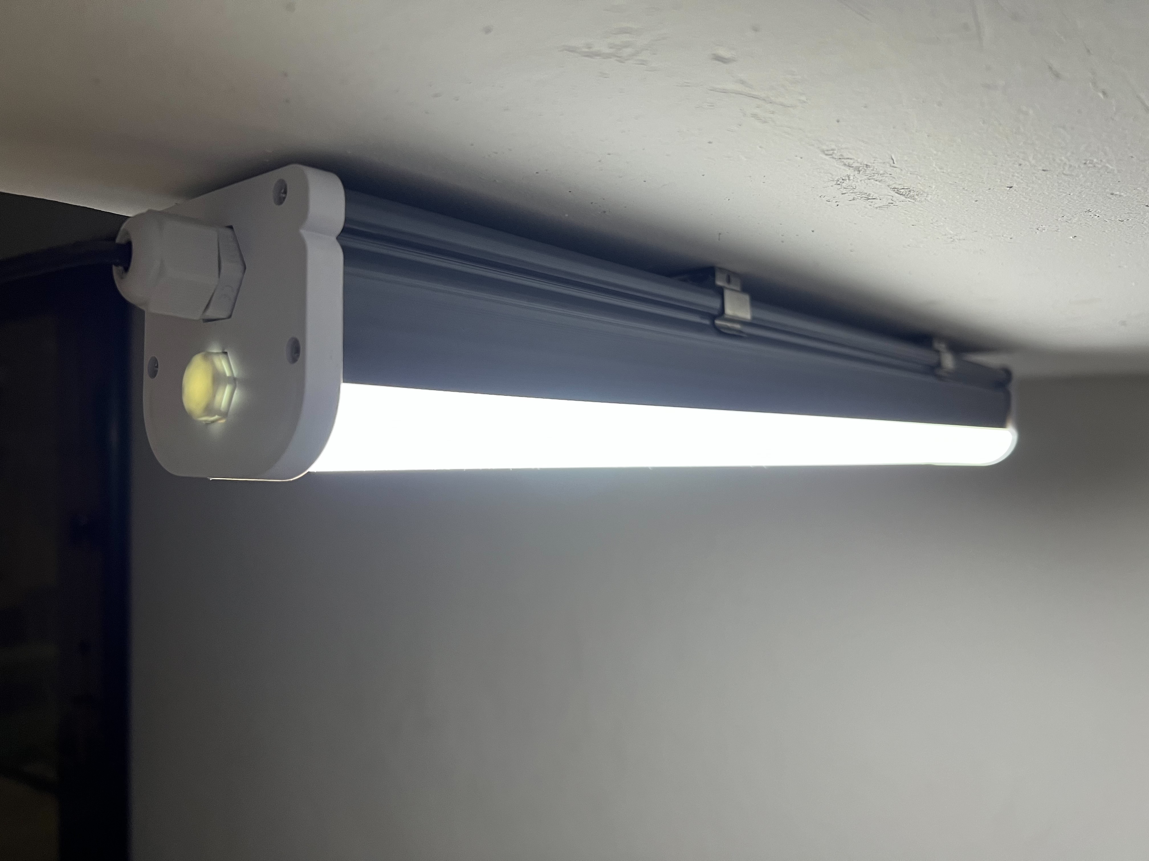 รุ่นประหยัด โคมไฟติดเพดานโซล่าเซลล์ หลอดยาว ไซต์ใหญ่ 60W. (แสงขาว)