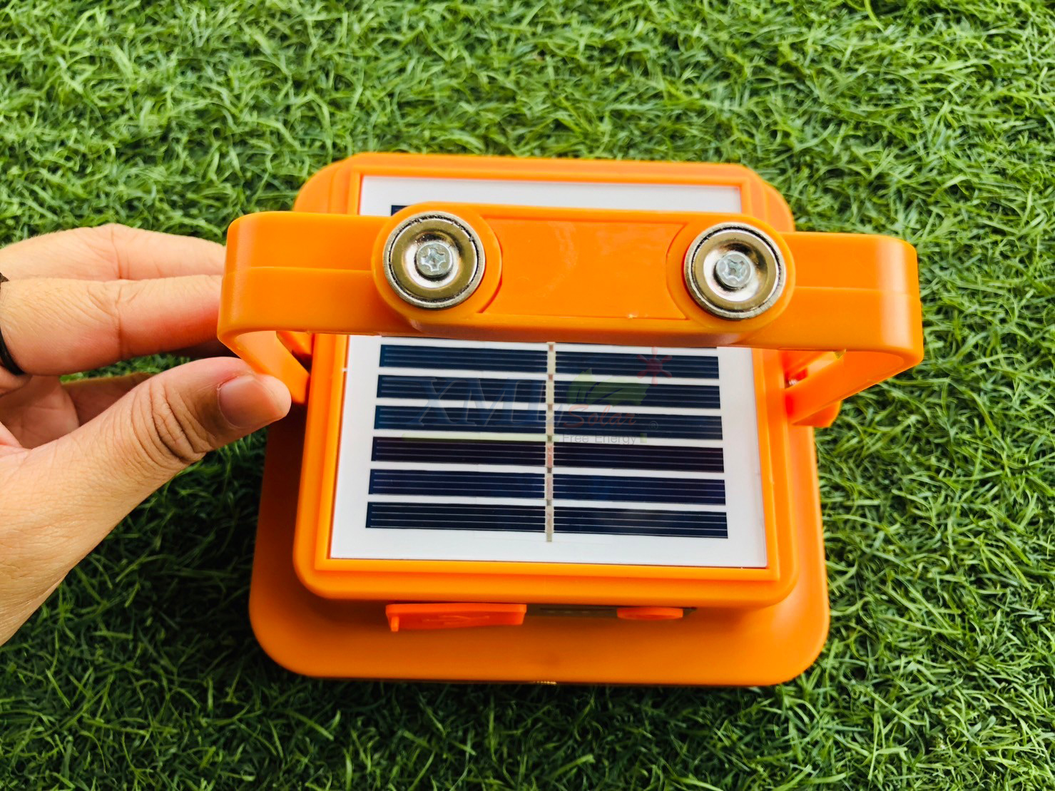 โคมไฟพกพาโซล่าเซลล์ 1800 Lumen รุ่น MD-SL-D6-200W-ORG (เปิดได้ 3 แสง)