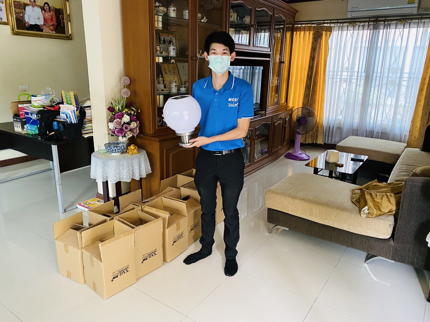 โคมไฟหัวเสาโซล่าเซลล์ ทรงกลมฐานสเเตนเลส (25 ซม.) + Remote (เปิดได้ 3 แสง)+AC