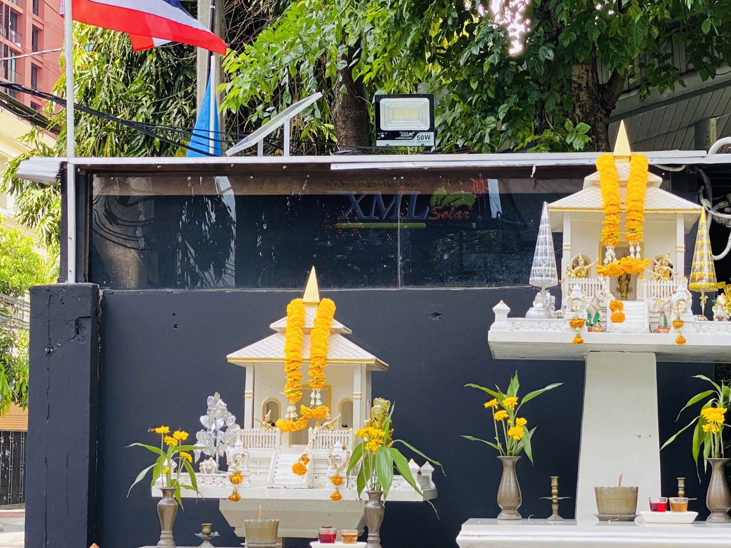 ไฟสปอตไลท์โซล่าเซลล์ 50 Watt กล่องสีน้ำตาล (เปิดได้ 3 แสง)