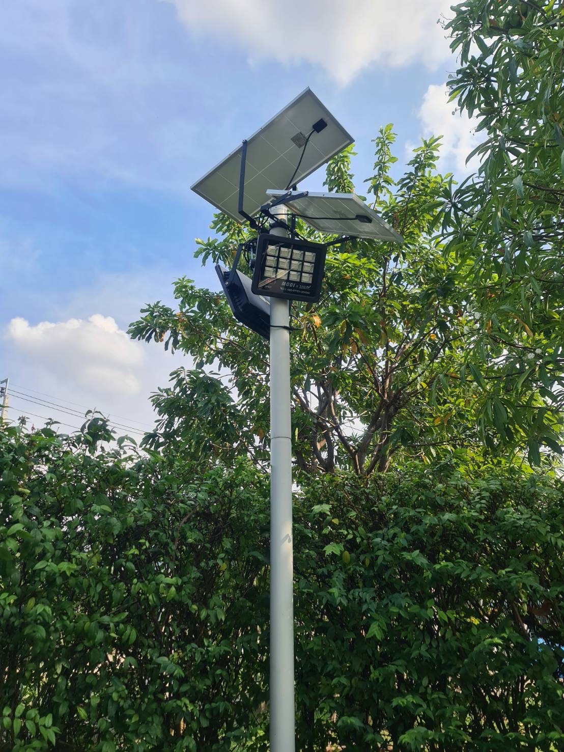 ไฟสปอตไลท์โซล่าเซลล์ 200 W. รุ่น Modi x XML ไซต์ใหญ่ (เเสง : ขาว)