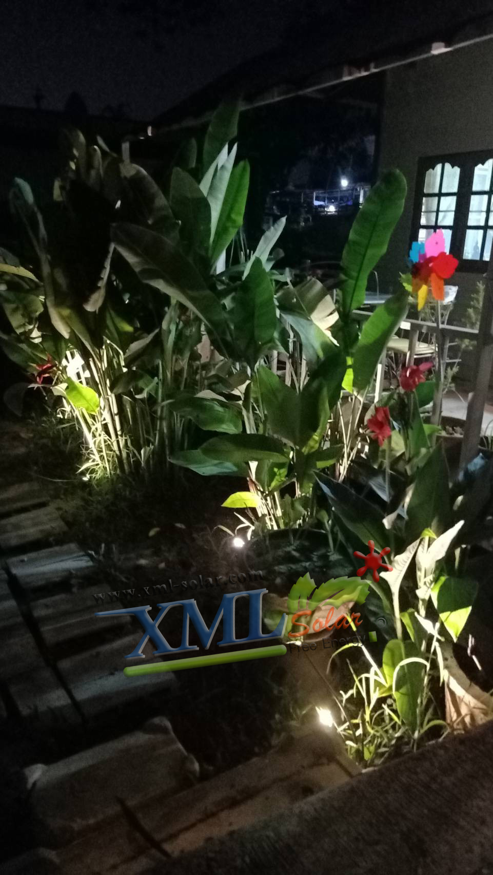 สปอร์ตไลท์ปักสนามโซล่าเซลล์ (รุ่น 4 หัว) (เเสง : เหลืองวอมไวท์)