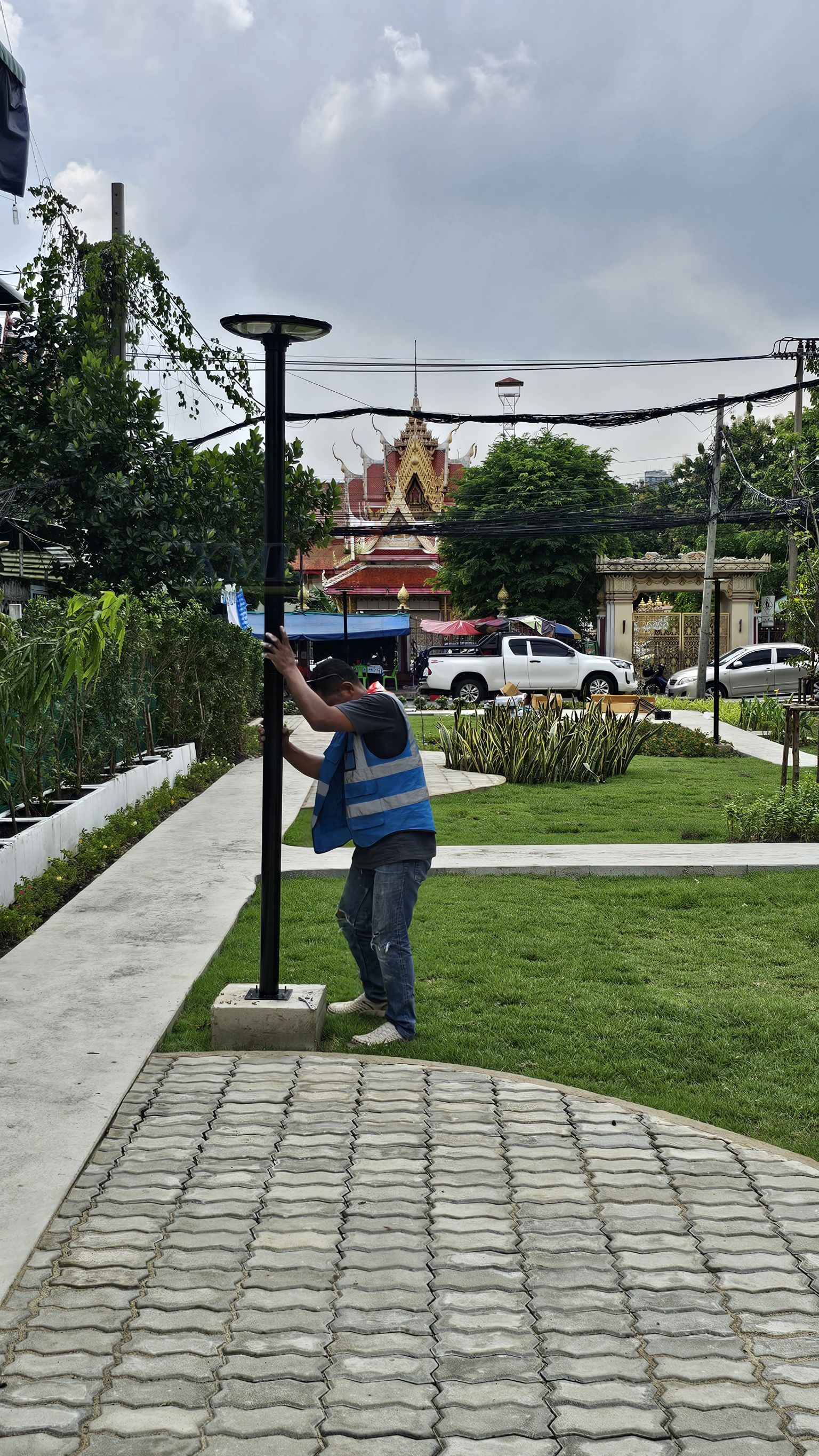 ชุดเสาพร้อมโคม SET A (โคมไฟโซล่าเซลล์ UFO SLT39-300W + เสาเหล็กดำสูง 2.82 เมตร)(เปิดได้ 3 แสง)