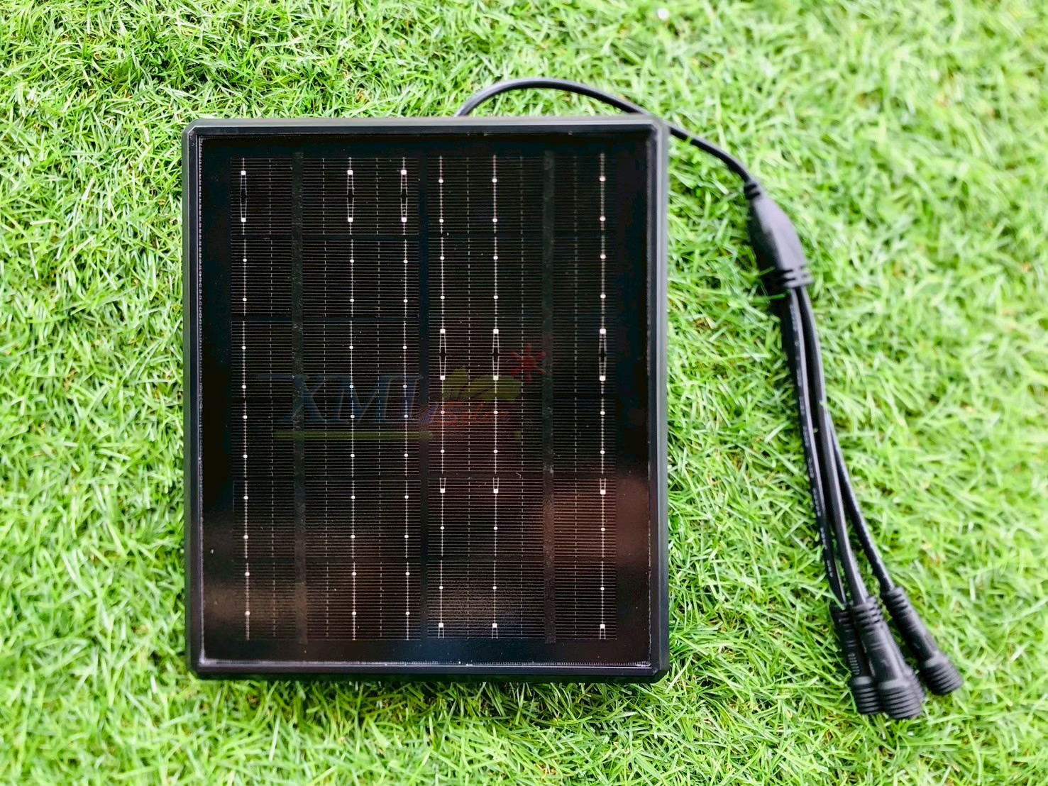 ไฟปักสนามโซล่าเซลล์ ทรงเหลี่ยม รุ่น DC-0589N (เเสง : เหลืองวอมไวท์)