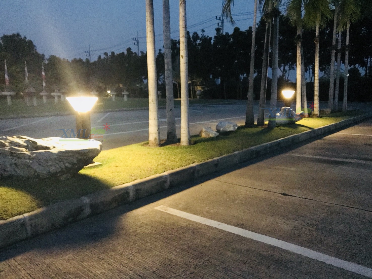 ไฟตั้งพื้นโซล่าเซลล์ ทรง พีระมิด สีดำ โคมใส (80 cm) (แสง : ขาว + เหลืองวอมไวท์)