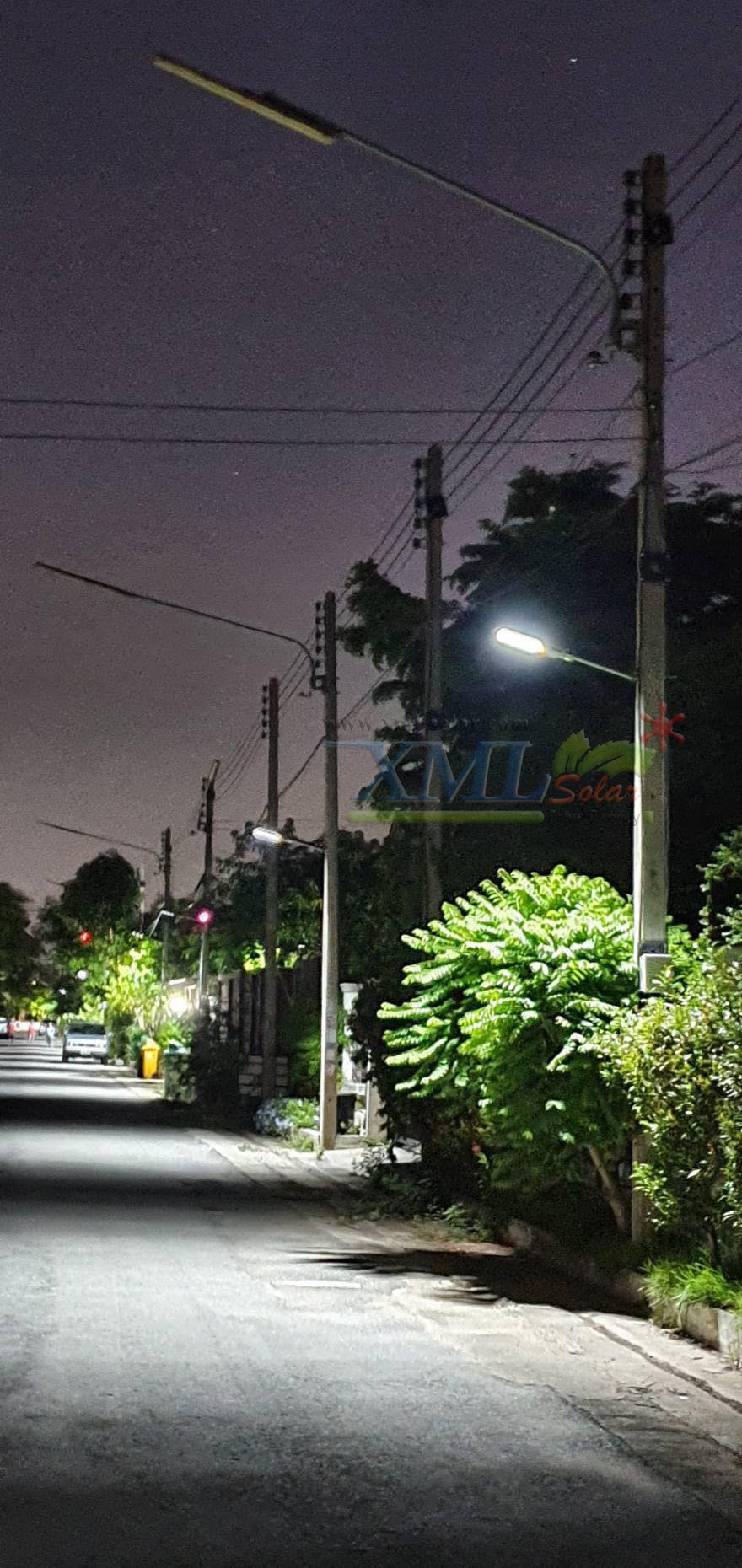 โคมไฟถนนโซล่าเซลล์ XML-Solar 200W (แสง : ขาว)(สว่างค้าง)