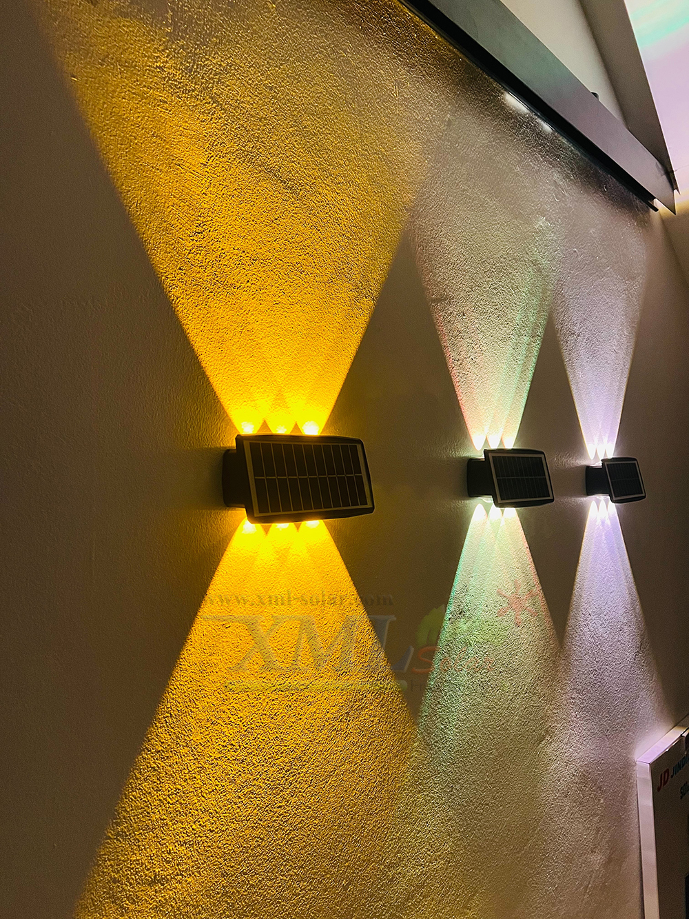 โคมไฟผนังโซล่าเซลล์ 6 LED รุ่นส่องบนล่าง (แสง : RGB)