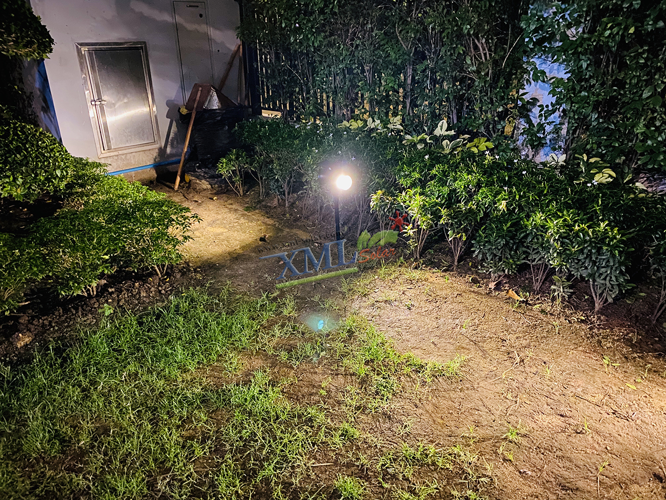 ไฟผนังโซล่าเซลล์ 14 LED ( รุ่น 2 หัว ) (เเสง : ขาว + เหลืองวอมไวท์)